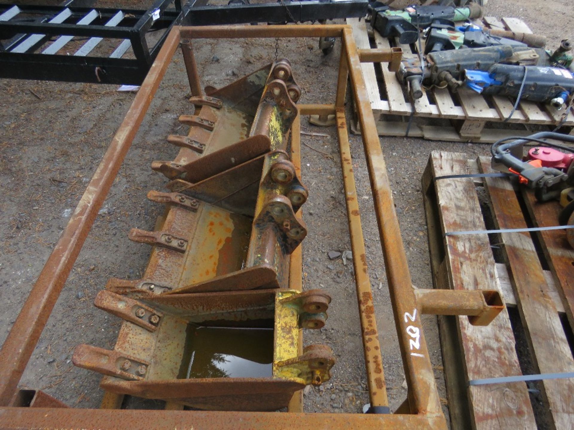 SET OF 3 X JCB MINI EXCAVATOR BUCKETS ON 25MM PINS IN CARRYING CRADLE. - Image 2 of 3