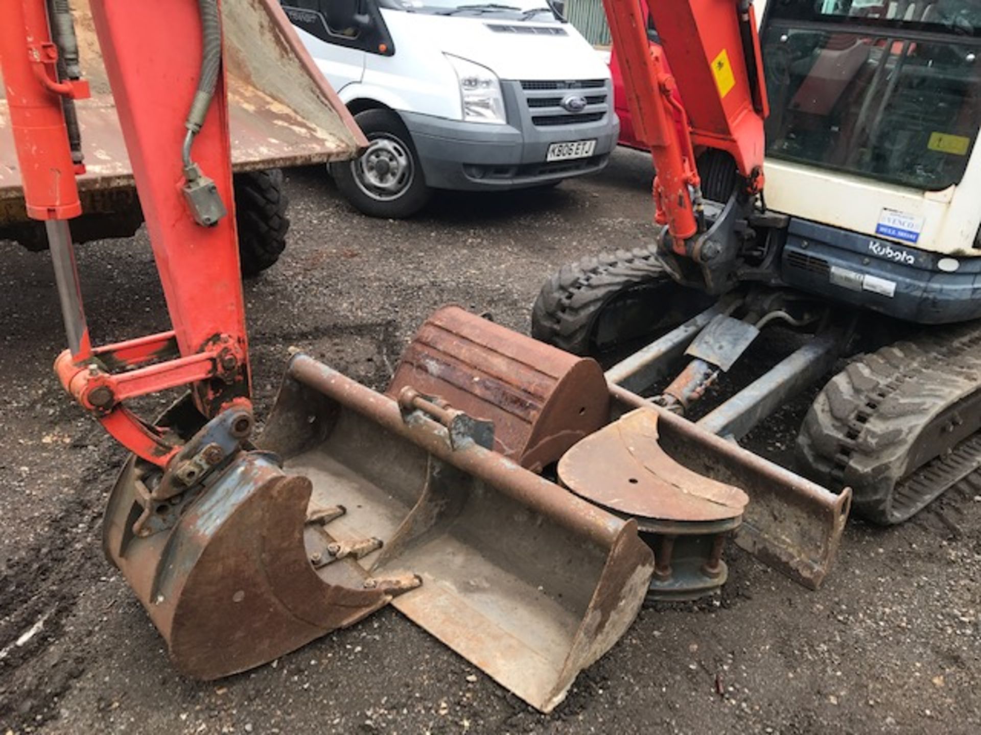 KUBOTA U25 RUBBER TRACKED EXCAVATOR WITH SET OF 4 X BUCKETS. YEAR 2008. SN:21802. 992 RECORDED HOURS - Image 2 of 14