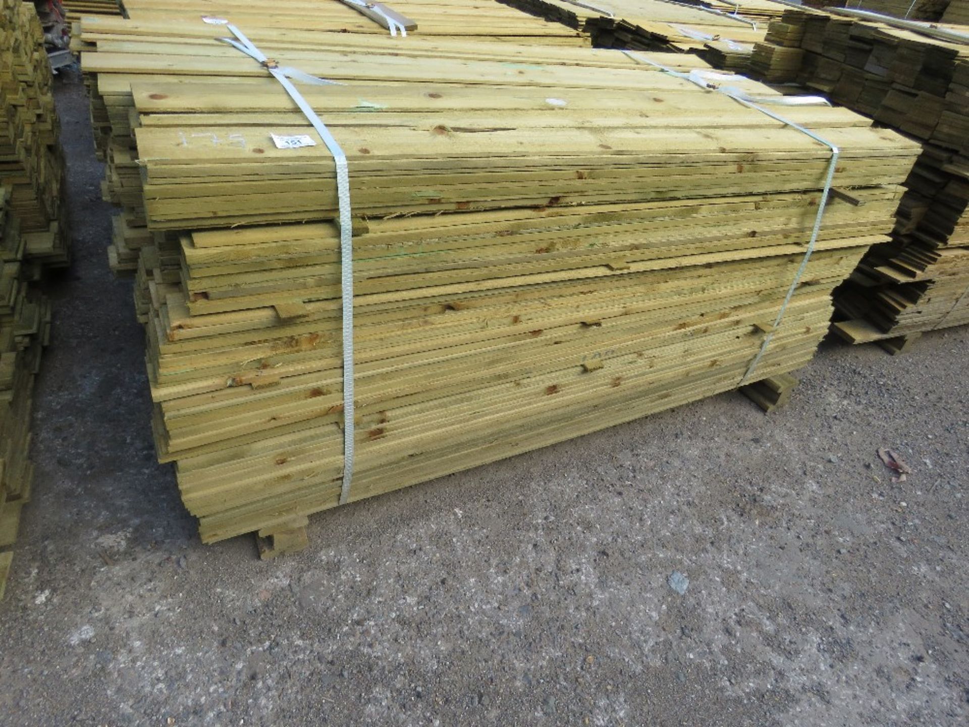 1 X PACK OF 1.79M X 10CM WIDE APPROX FEATHER EDGE TIMBER CLADDING - Image 2 of 3