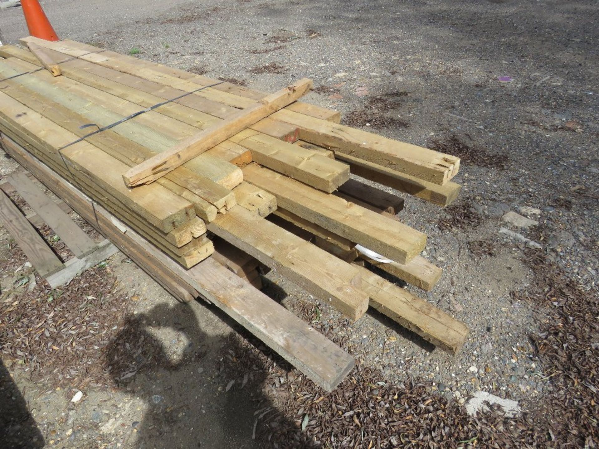 2 X BUNDLES OF PRE USED DE-NAILED 4X2 TIMBER. MAJORITY BEING 2.4-3M LENGTH APPROX. 32 PIECES IN EACH - Image 2 of 3