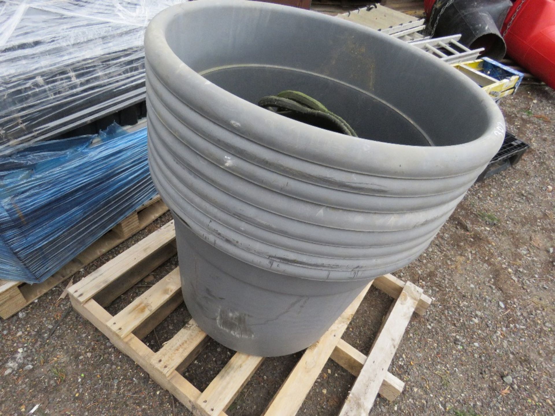 8 X LARGE POTS PLUS 4 X RUBBER FEED BOWLS. - Image 3 of 3