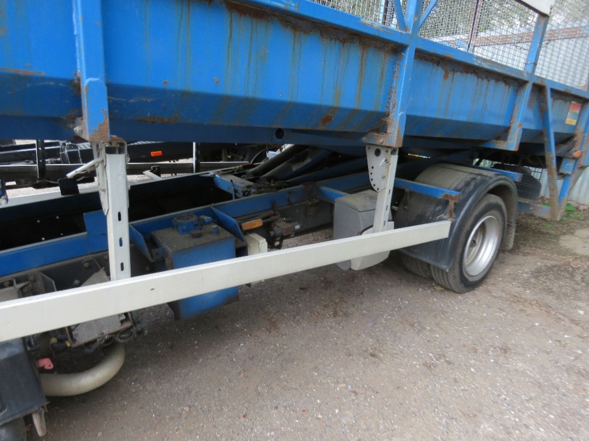 RENAULT MIDLUM 190 7.5TONNE TIPPER REG:BU08 FCG. WITH TAIL LIFT. MESH SIDES. 184,202 REC KMS. WITH V - Image 12 of 16