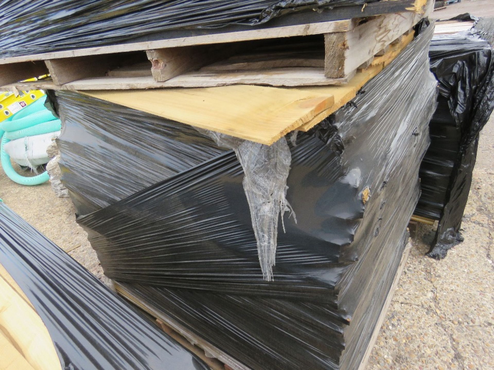 2 X PACKS OF FEATHER EDGE TIMBER, ASSORTED LENGTHS 0.8 - 1.2 M APPROX. - Image 3 of 4