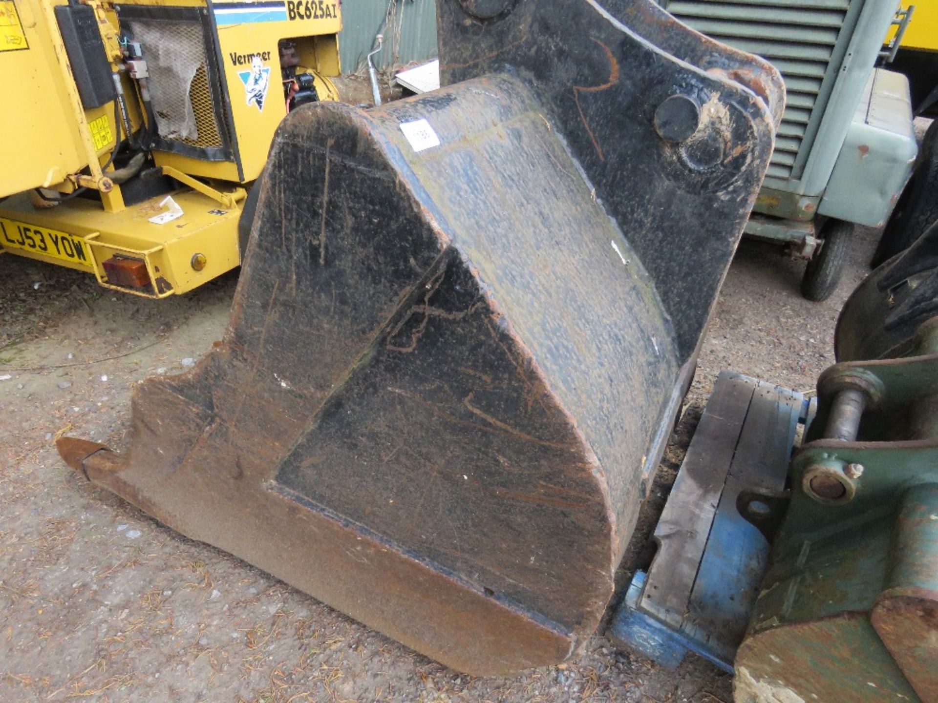 5 FT RIDDLE BUCKET ON 70MM PINS PREVIOUSLY USED ON HYUNDAI 180 EXCAVATOR. - Image 2 of 3