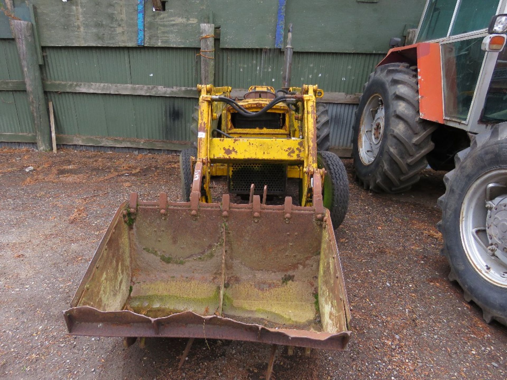 MASSEY FERGUSON 2203 INDUSTRIAL LOADER TRACTOR WITH FORKS AND BUCKET. WHEN TESTED WAS SEEN TO RUN AN - Image 6 of 6