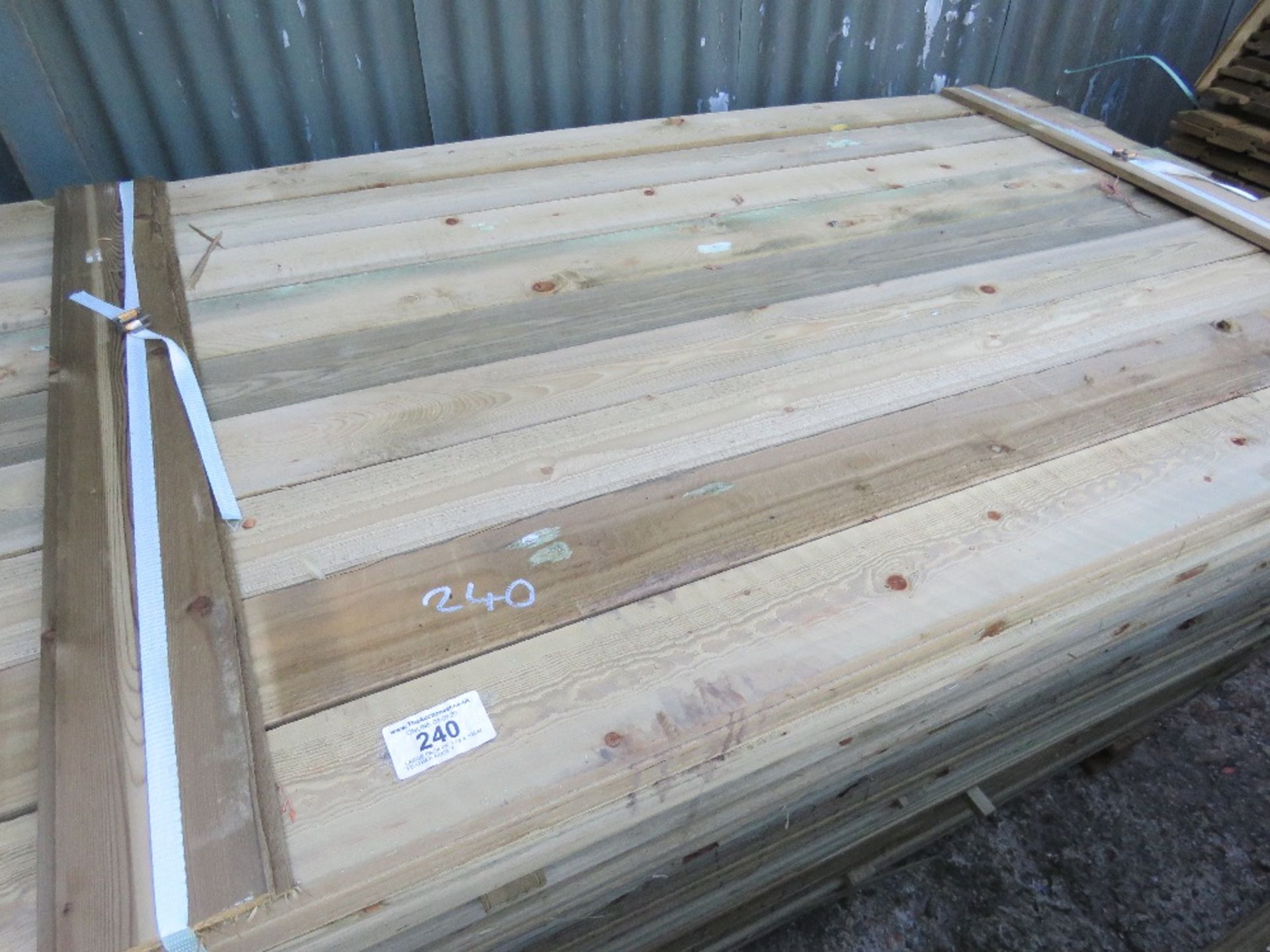 LARGE PACK OF 1.79 X 10CM FEATHER EDGE TIMBER (APPROX) - Image 3 of 3