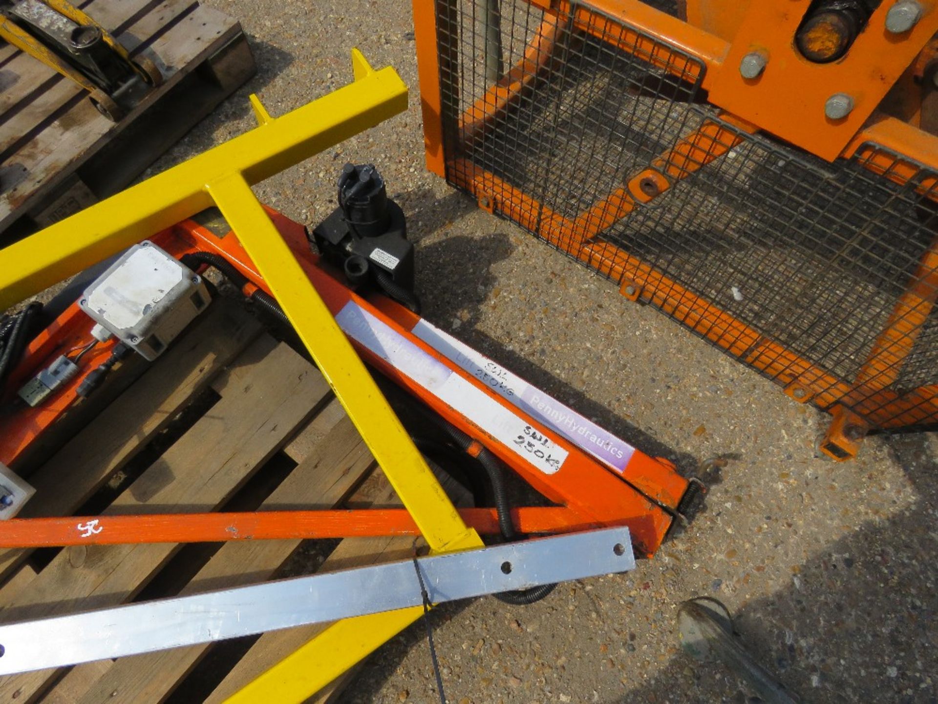 PENNY HYDRAULICS SWING LIFT CRANE UNIT. 250KG RATED C/W SAFETY RAIL, EX COMPANY LIQUIDATION - Image 3 of 3