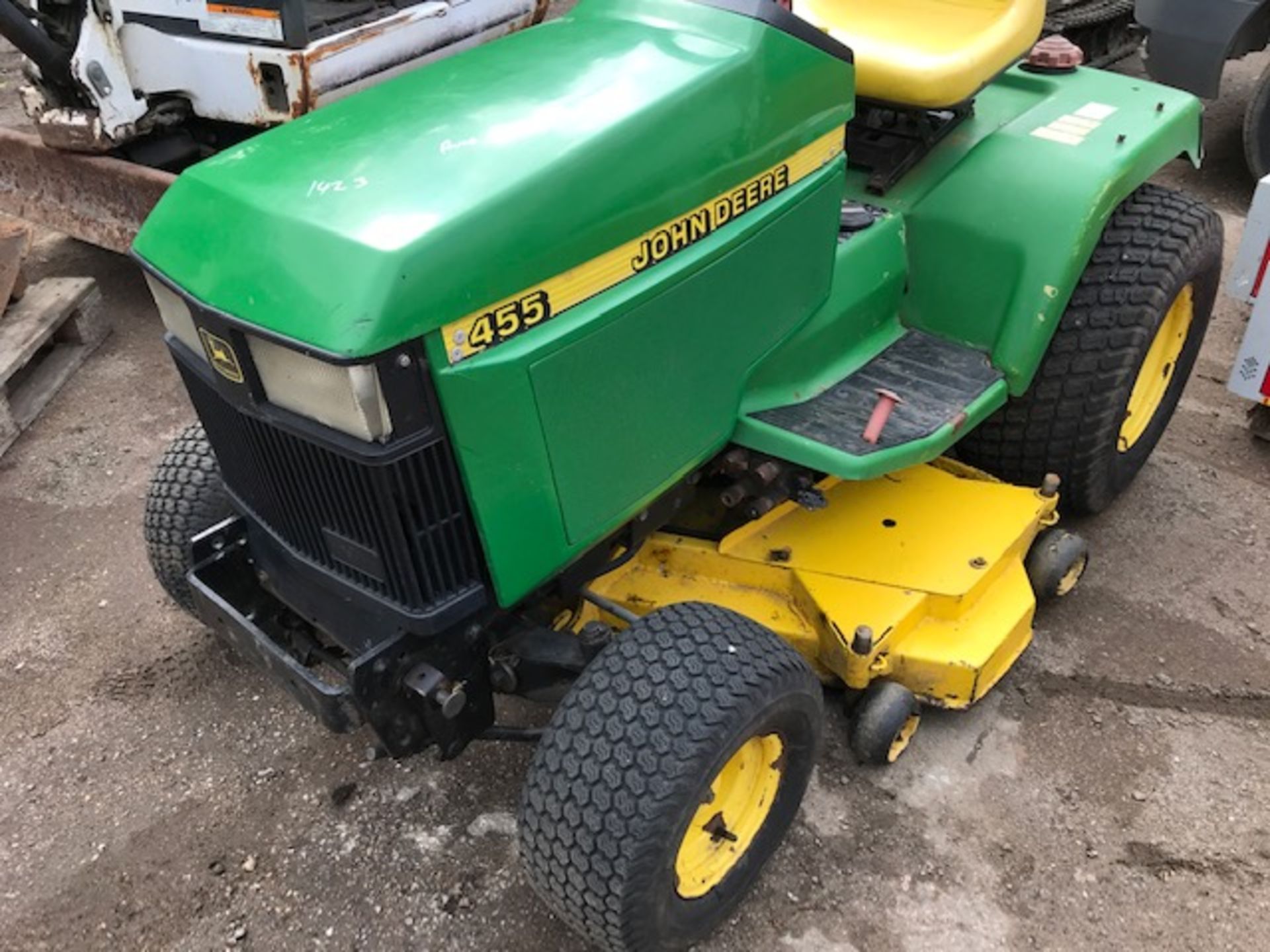 BID INCREMENT INCREASED TO £100 JOHN DEERE 855 DIESEL RIDE ON MOWER. YEAR 1998. - Image 2 of 2