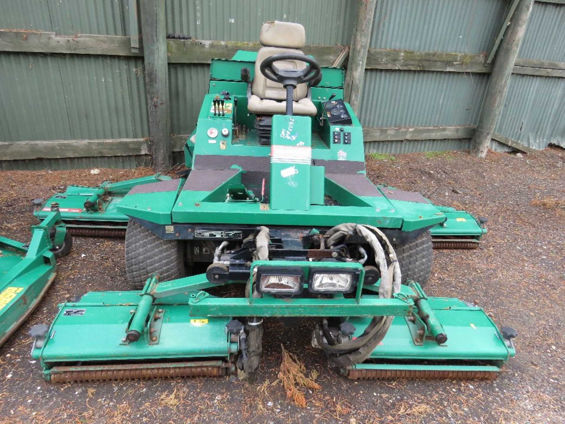 RANSOMES COMMANDER 3520 5 GANG MOWER. 3433 REC HOURS. WHEN TESTED WAS SEEN TO DRIVE AND MOWERS TURNE