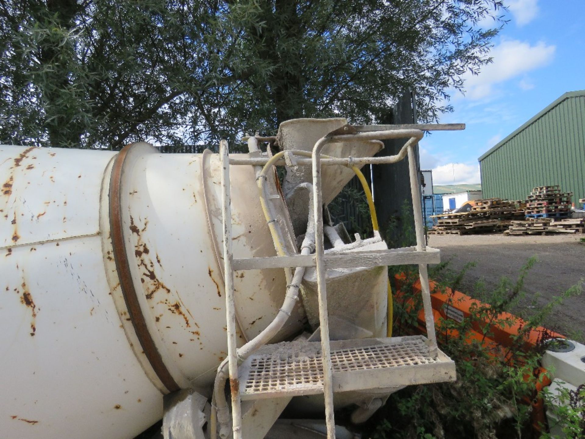 LORRY CEMENT MIXER DRUM RECENTLY REMOVED FROM 8 WHEEL DAF LORRY, COMPLETE WITH PTO PUMP. - Image 7 of 7