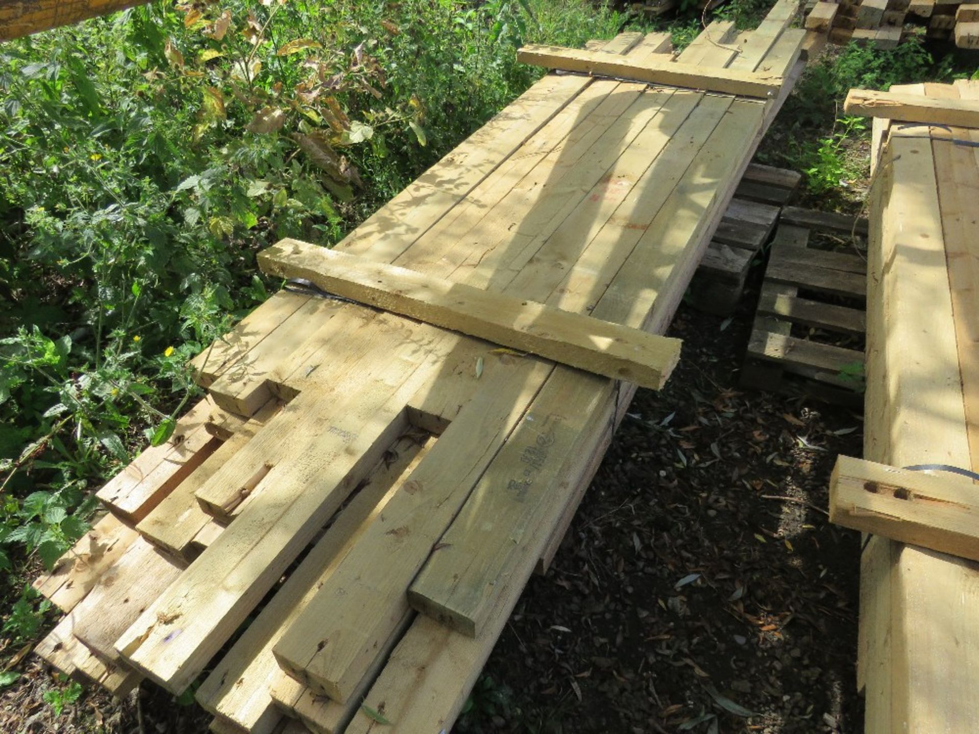 1 X BUNDLE OF PRE USED DE-NAILED 4X2 TIMBER, MAJORITY BEING 2.1-3M LENGTH. APPROX 32 IN EACH PACK. - Image 2 of 2