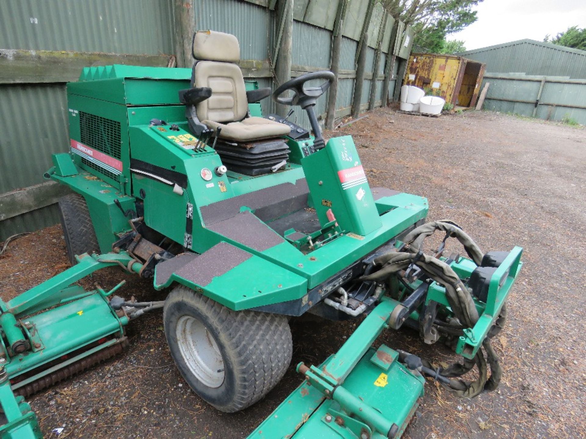 RANSOMES COMMANDER 3520 5 GANG MOWER. 3433 REC HOURS. WHEN TESTED WAS SEEN TO DRIVE AND MOWERS TURNE - Image 4 of 9