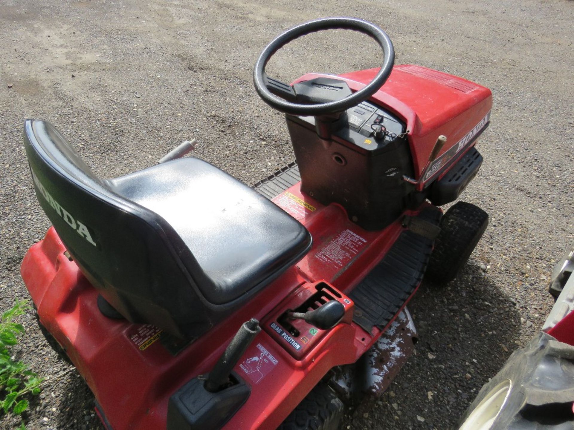 HONDA HT3813 2 CYLINDER PETROL ENGINED RIDE ON MOWER. WHEN TESTED WAS SEEN TO TURN OVER BUT NOT STA - Image 4 of 4