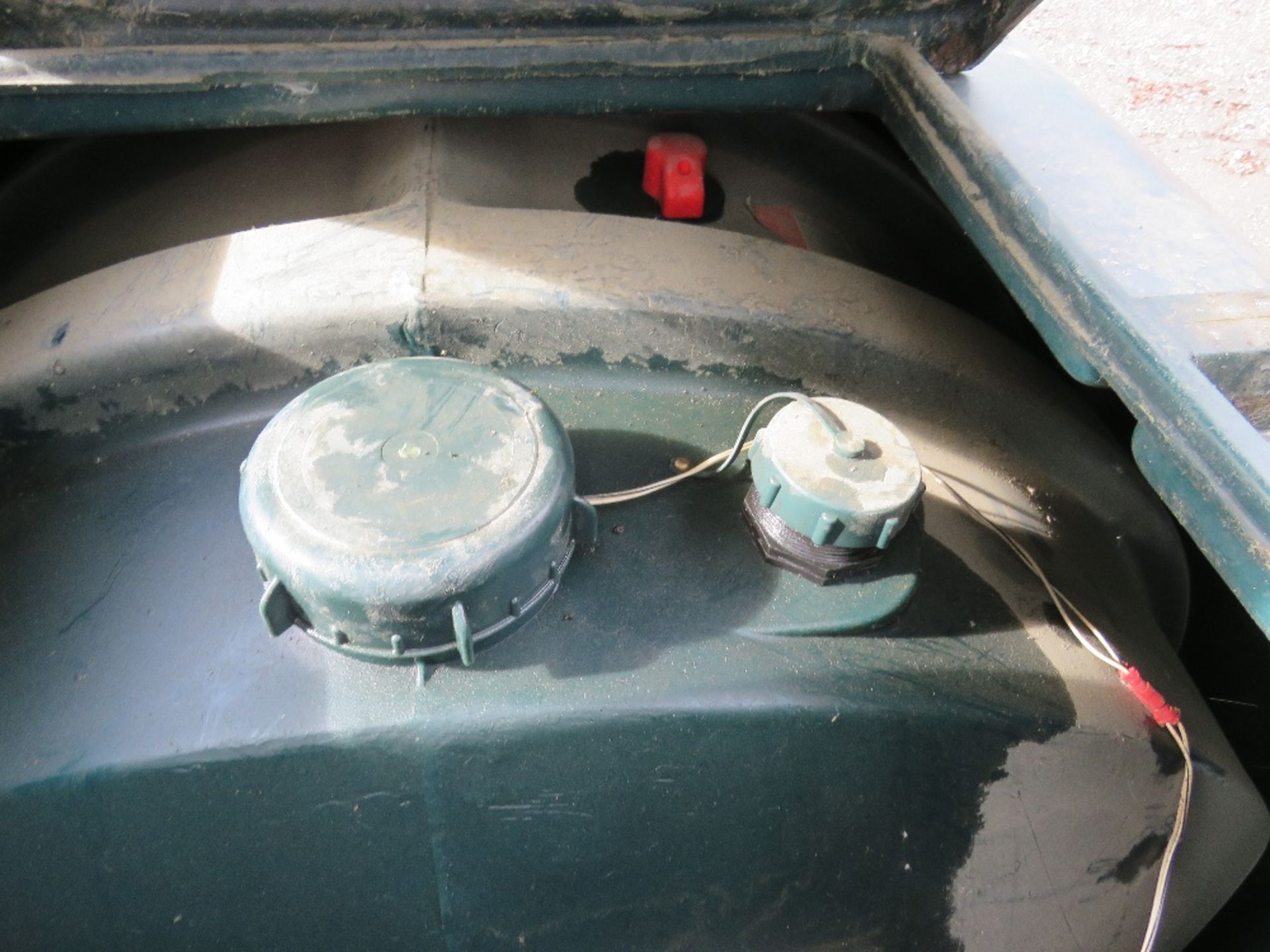 PLASTIC FUEL STORAGE TANK WITH BUND. - Image 3 of 6