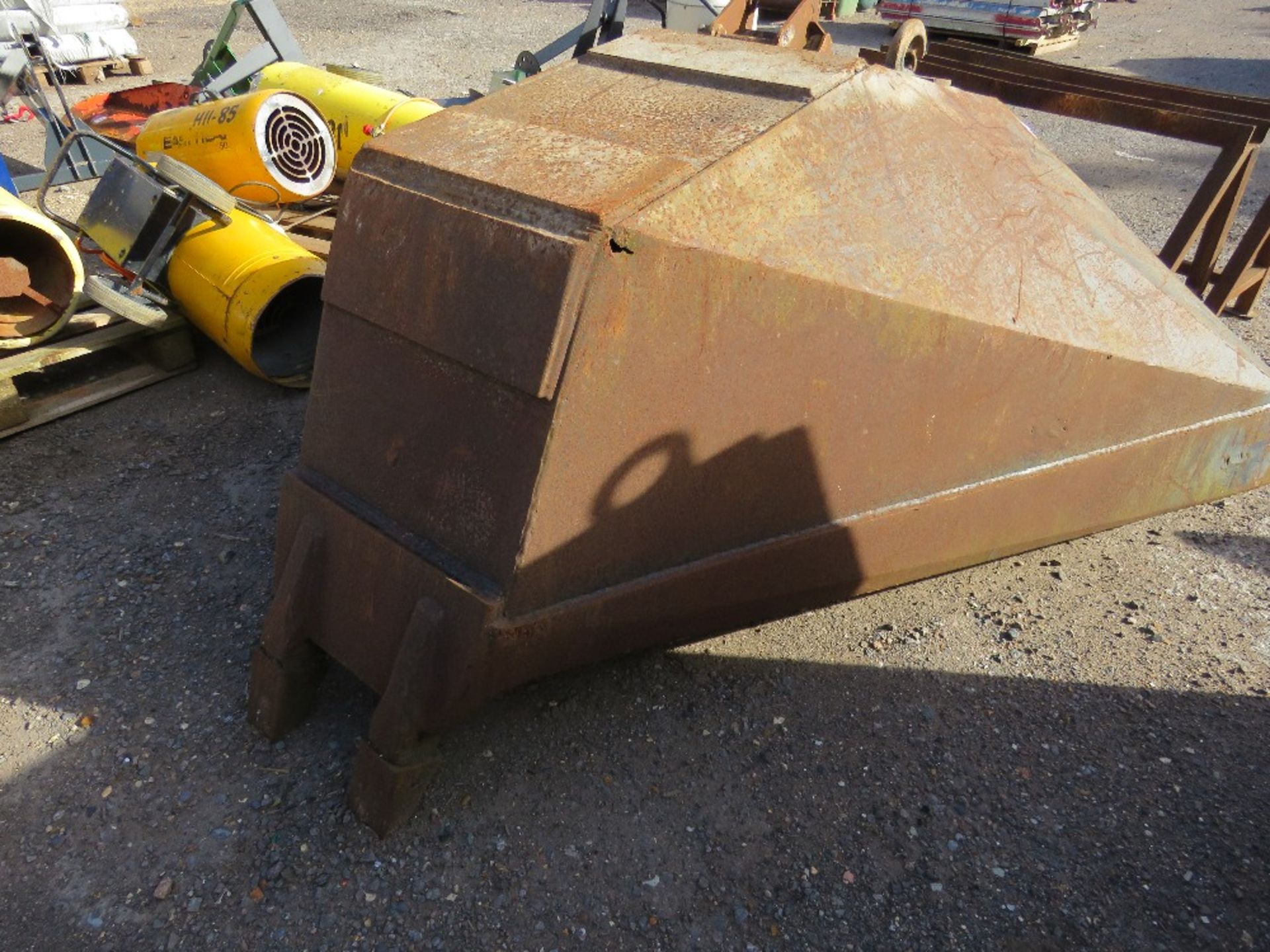 V trench bucket for 35tonne excavator - Image 2 of 3