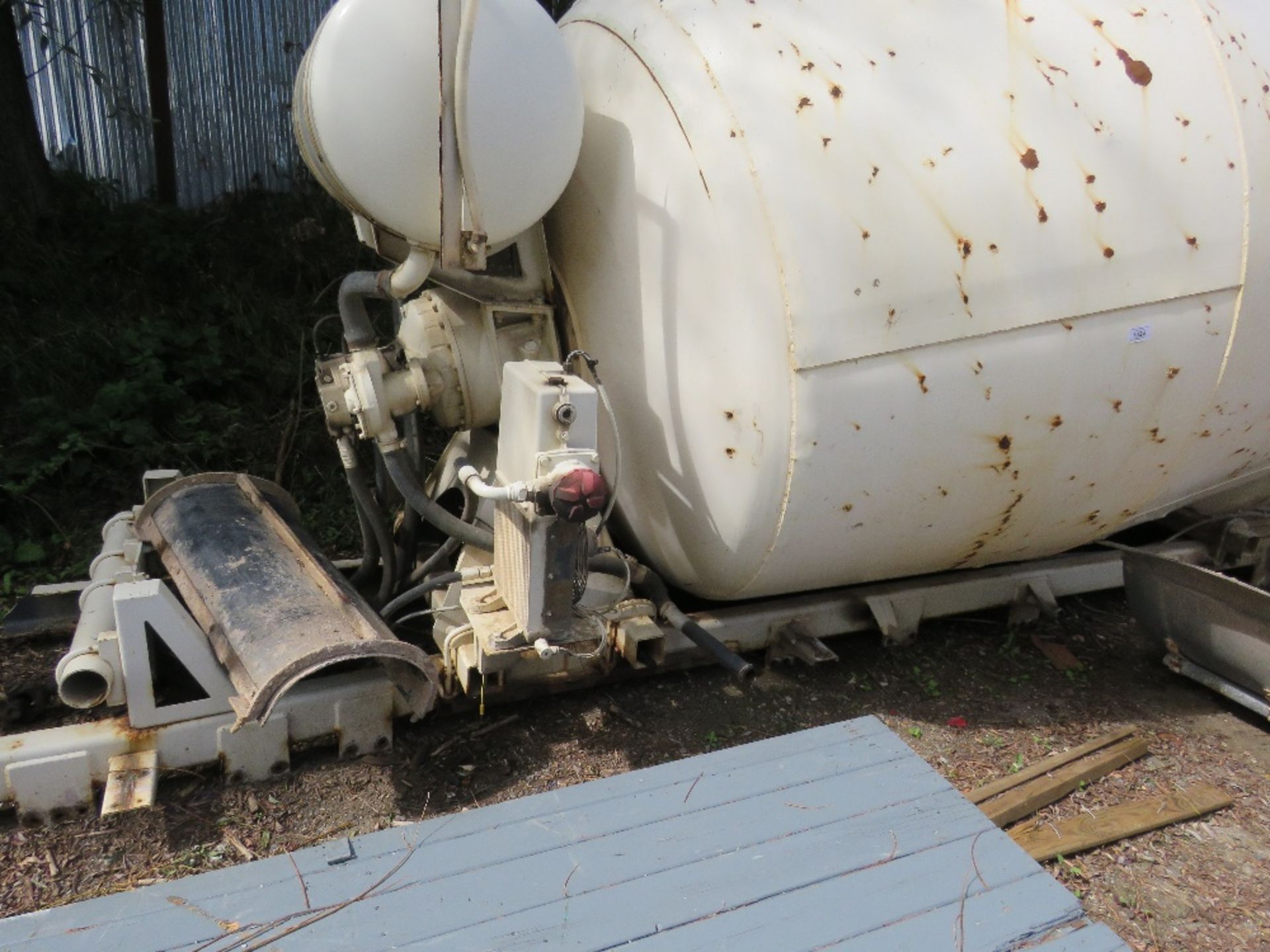 LORRY CEMENT MIXER DRUM RECENTLY REMOVED FROM 8 WHEEL DAF LORRY, COMPLETE WITH PTO PUMP. - Image 2 of 7