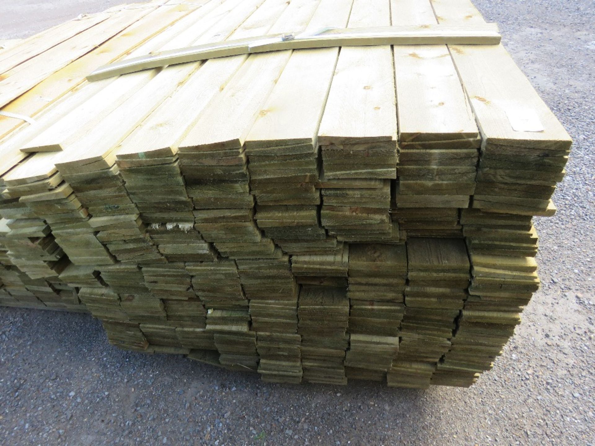 1 X PACK OF 1.8M X 10CM WIDE APPROX FEATHER EDGE TIMBER CLADDING - Image 2 of 3