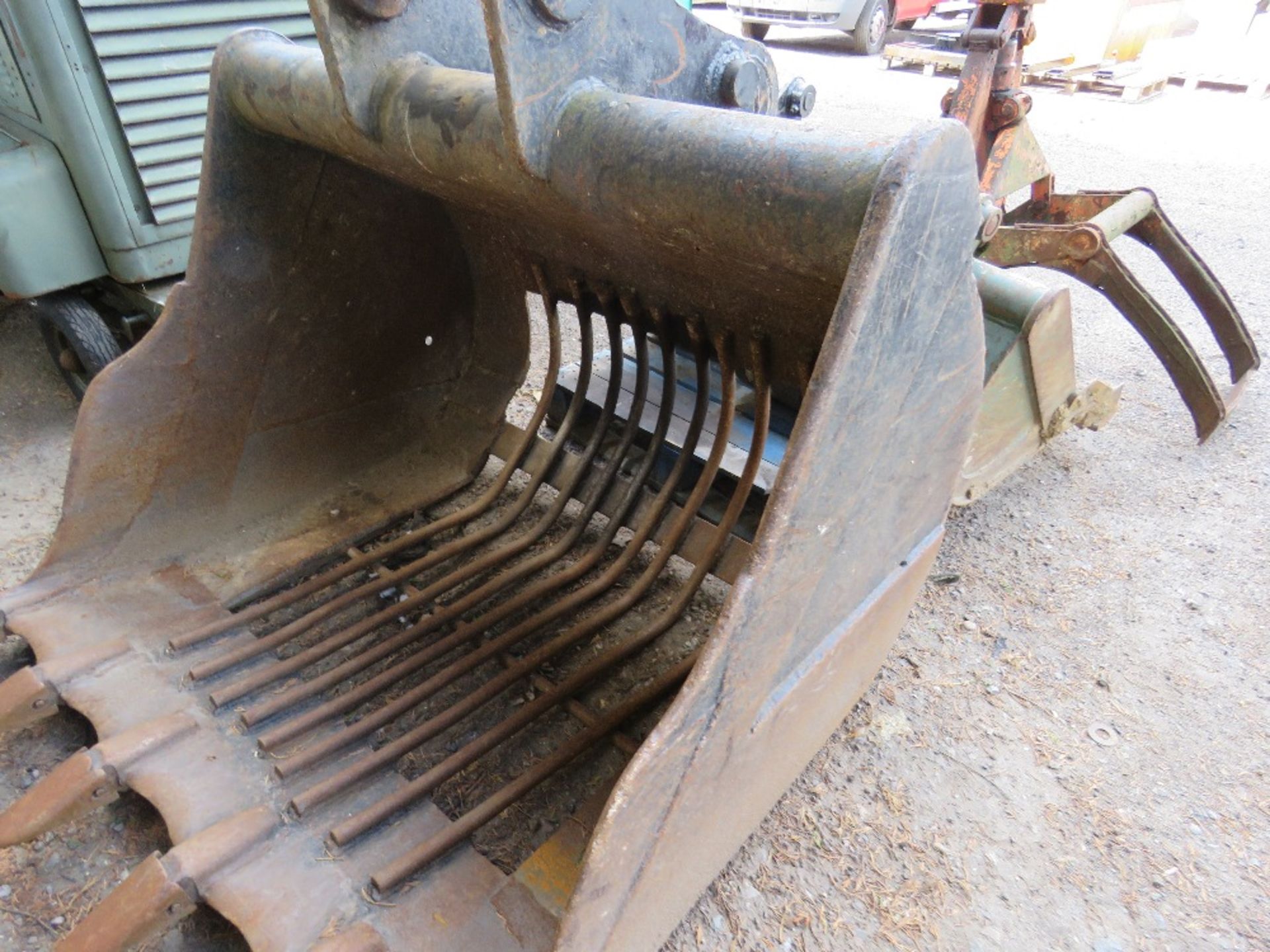 5 FT RIDDLE BUCKET ON 70MM PINS PREVIOUSLY USED ON HYUNDAI 180 EXCAVATOR. - Image 3 of 3