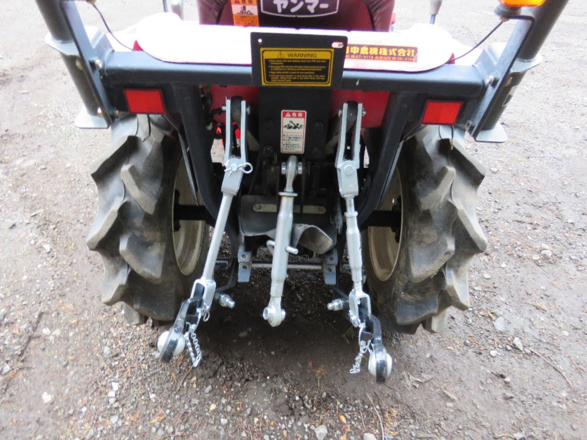 YANMAR KE1 4WD COMPACT TRACTOR WITH REAR LINKAGE. 475 RE HRS. WHEN TESTED WAS SEEN TO RUN, DRIVE, PT - Image 3 of 4