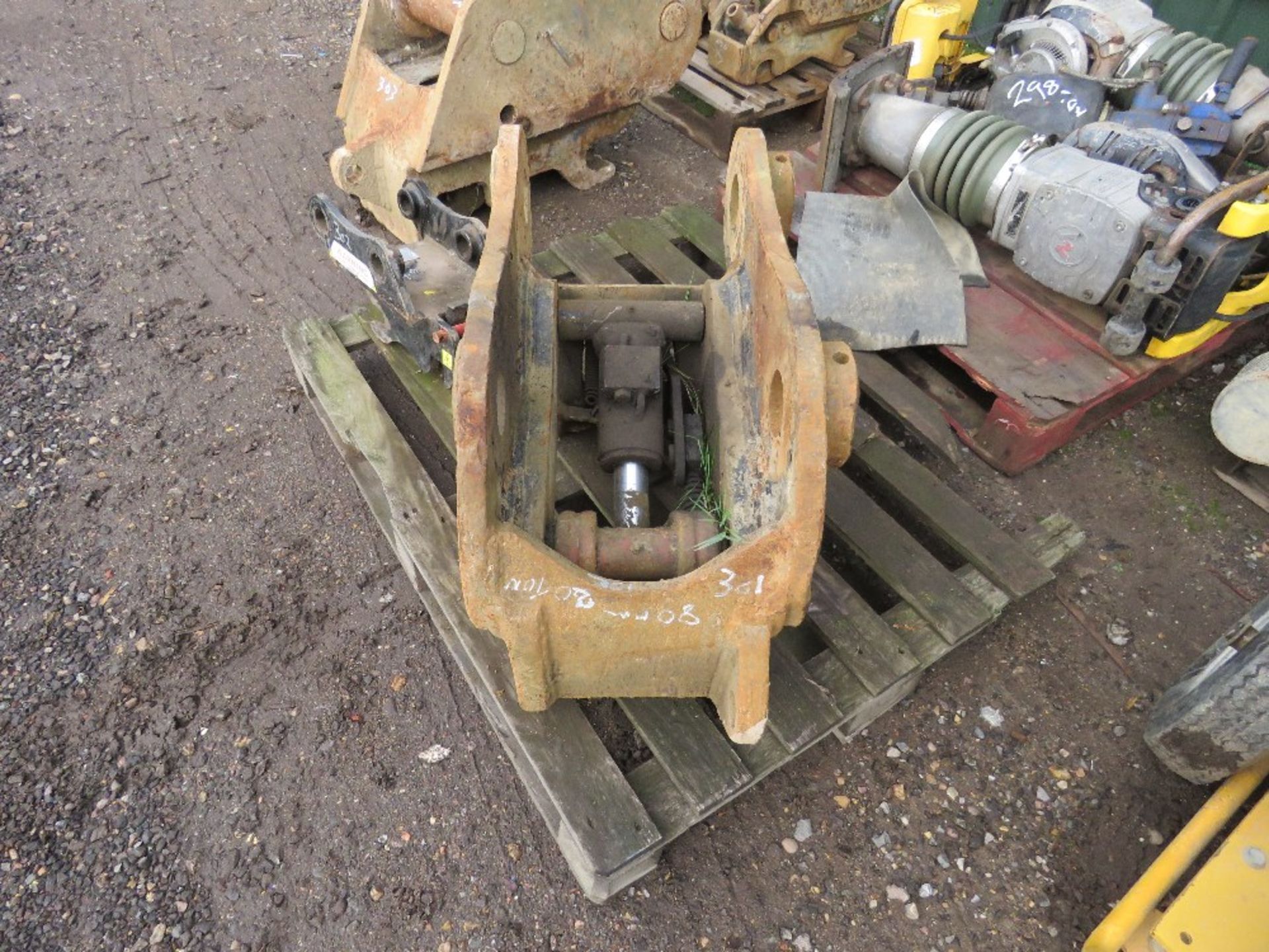 DROMONE 20TONNE HYDRAULIC QUICK HITCH, 80MM PINS, UNTESTED.