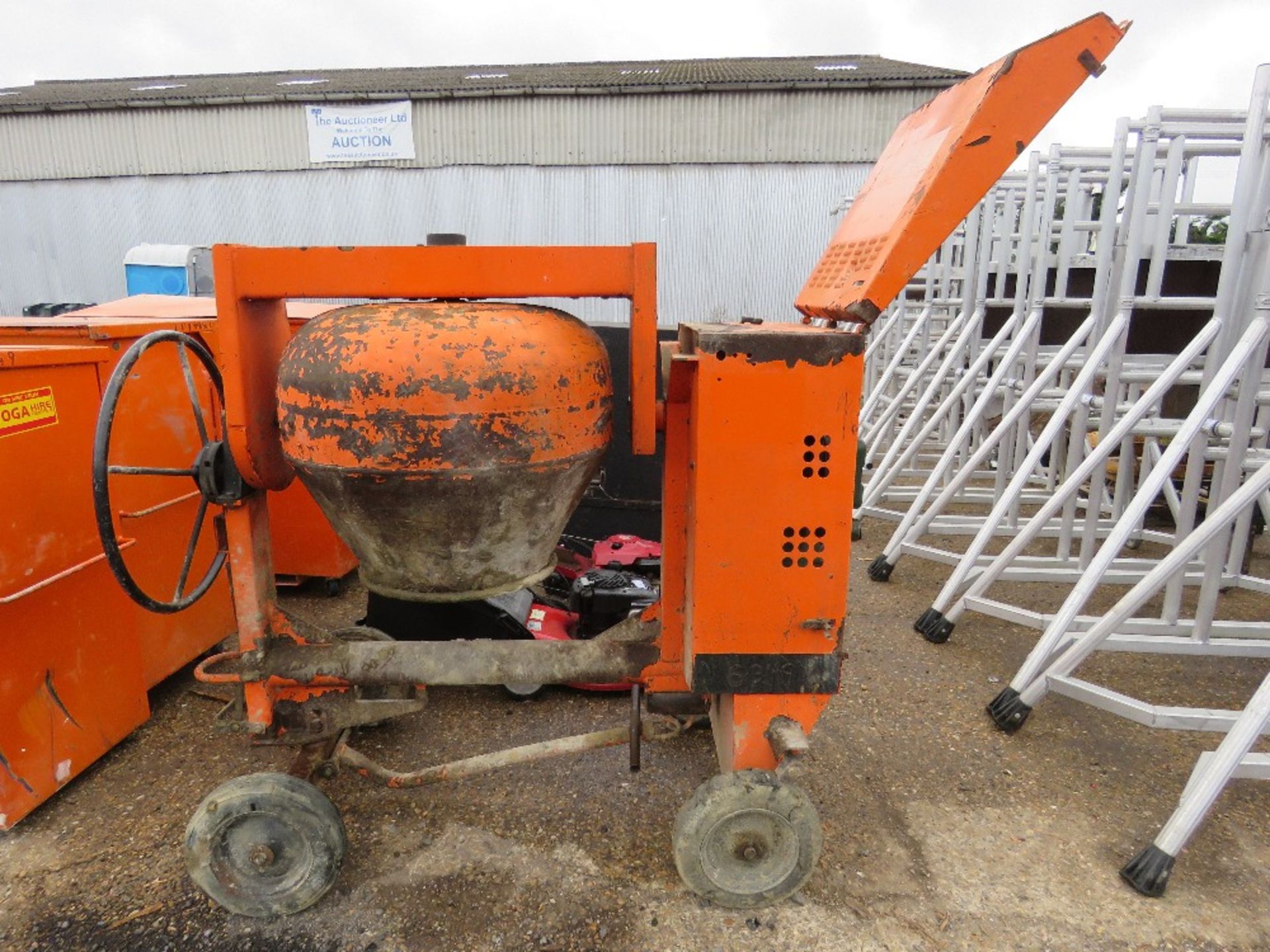 BELLE LISTER ENGINED HANDLE START SITE MIXER. WHEN TESTED WAS SEEN TO RUN AND MIX. WITH HANDLE.