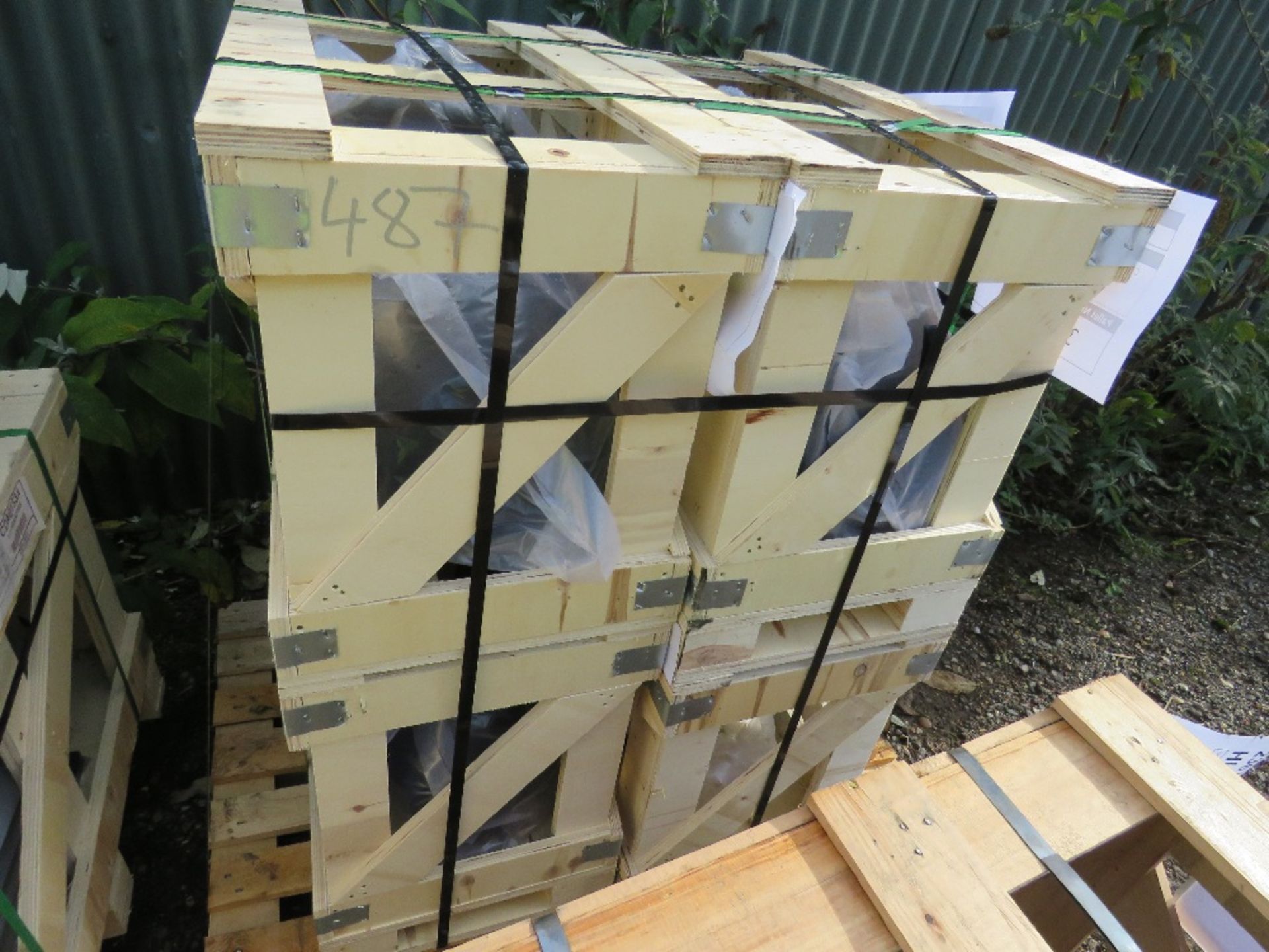 PALLET CONTAINING 4X ELECTRIC MOTORS 1@15KW, 3@11KW. 400/690 VOLT POWERED. SOURCED FROM A LARGE MAN
