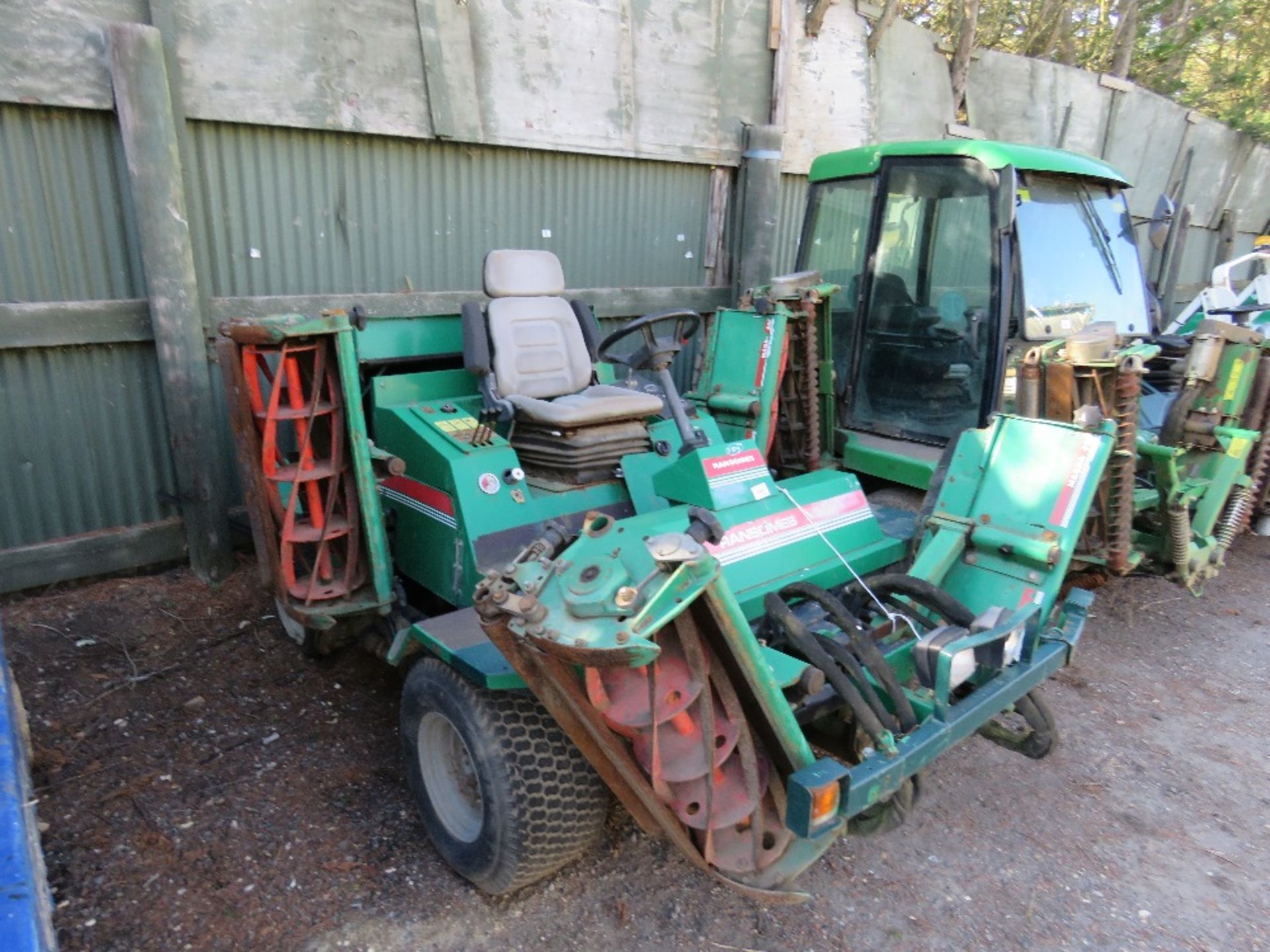 RANSOMES COMMANDER 3510 51HP 5 GANG MOWER. WHEN TESTED WAS SEEN TO RUN, DRIVE AND MOWERS TURNED. - Image 2 of 4