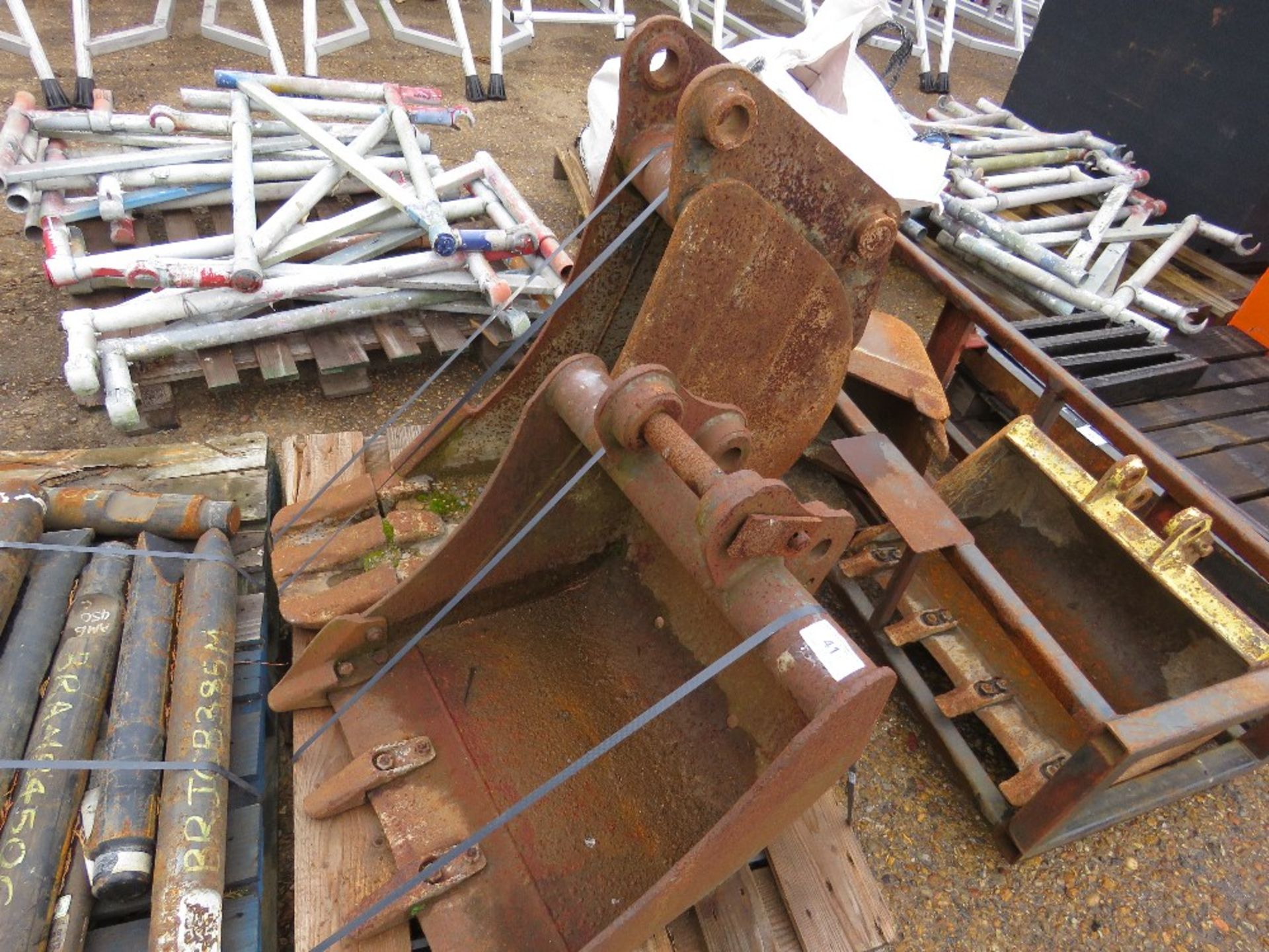 MINI EXCAVATOR BUCKETS, 12INCH ON 45MM PINS AND 24INCH ON 40MM PINS.