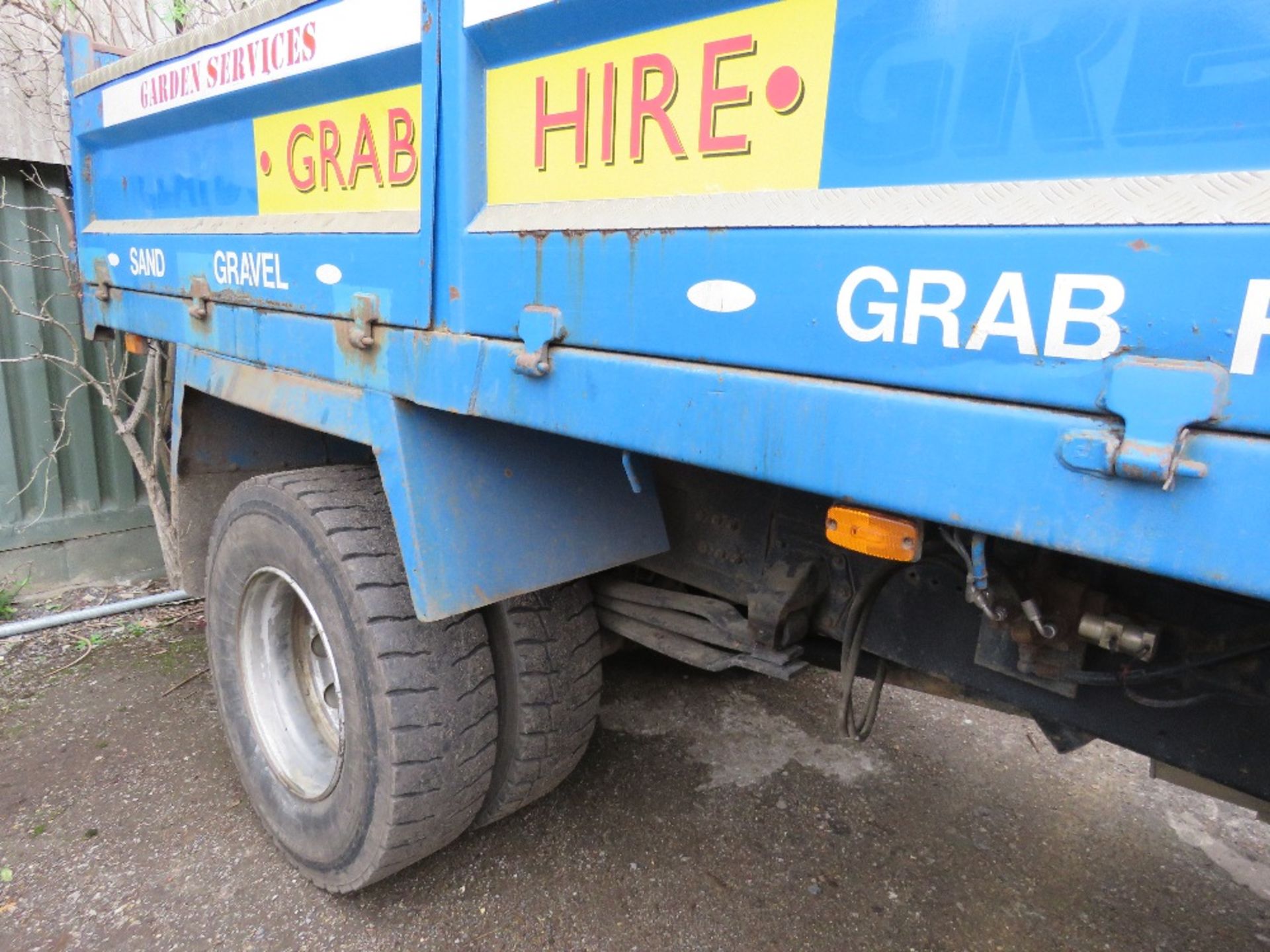 DAF LF55.220 GRAB LORRY, REG:LF52 UHT. WITH V5. CRANE IS 2005 PM10 CRANE WITH GRAB BUCKET. - Image 4 of 10