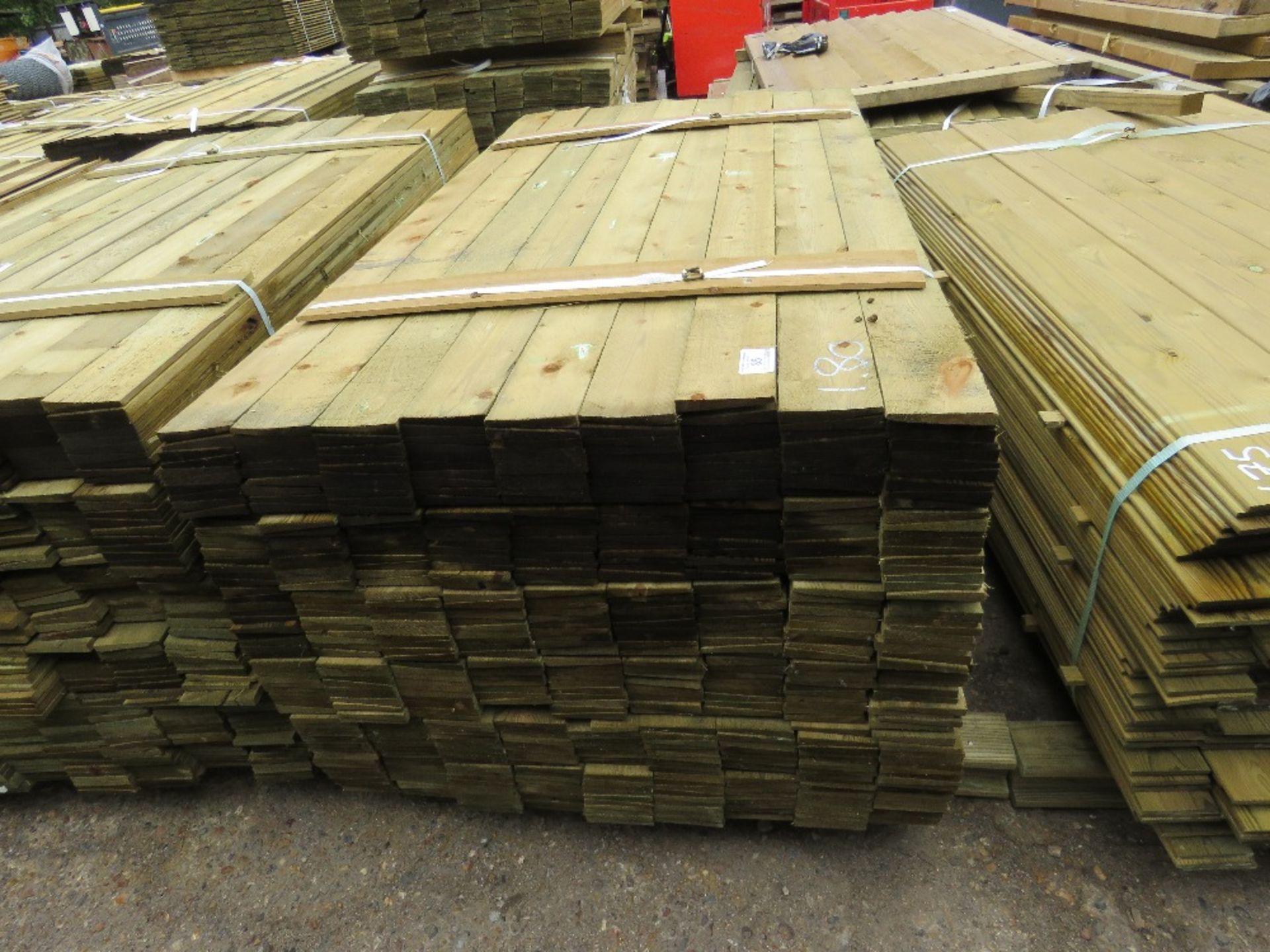 LARGE PACK OF FEATHER EDGE FENCE CLADDING TIMBER @ 1.8M LENGTH X 10.5CM WIDE APPROX - Image 2 of 2