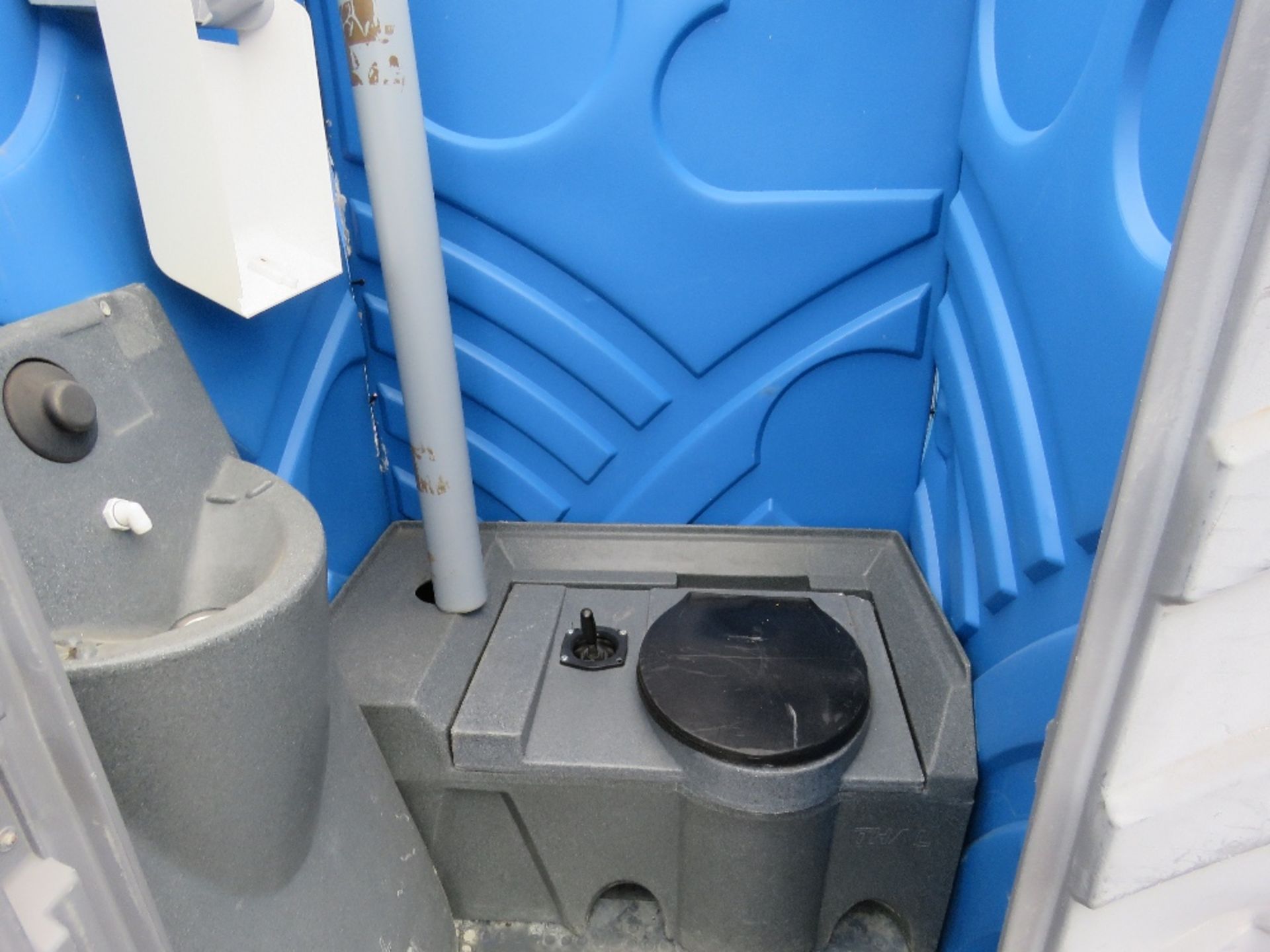 PORTABLE SITE TOILET WITH HAND BASIN. - Image 2 of 2