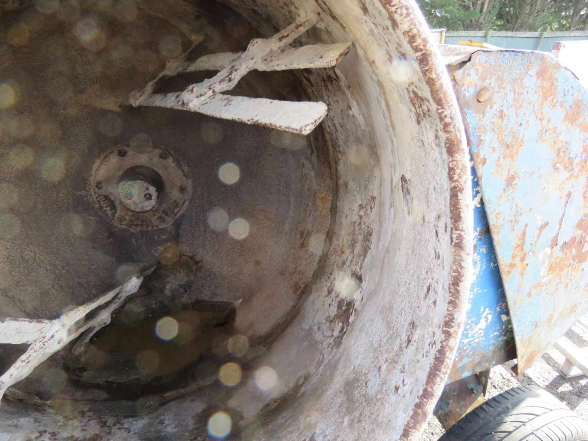 BLUE BIG DRUM DIESEL HANDLE START CEMENT MIXER WITH HANDLE. WHEN TESTED WAS SEEN TO START RUN AND MI - Image 3 of 4