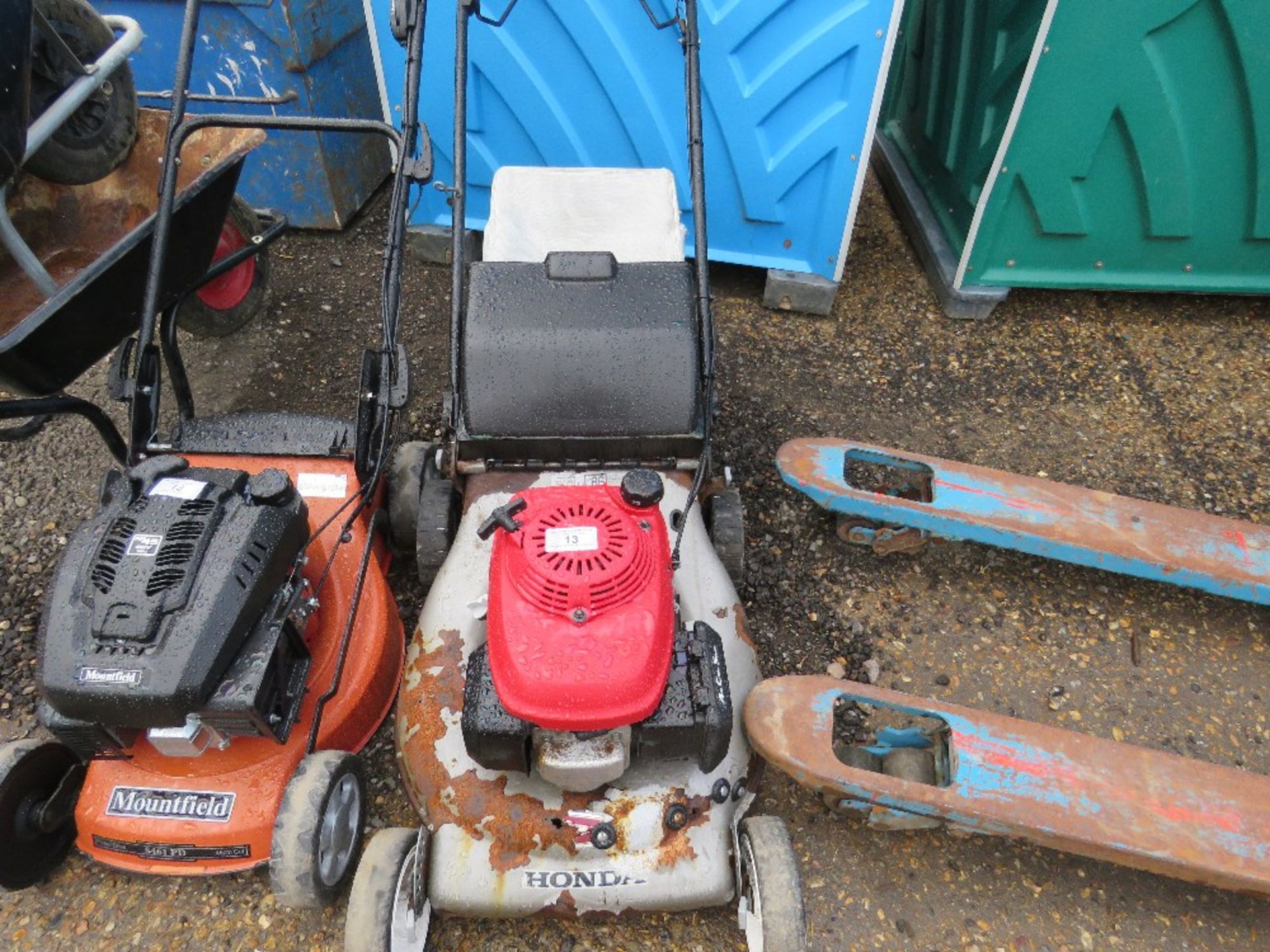 HONDA MOWER WITH COLLECTOR BAG.
