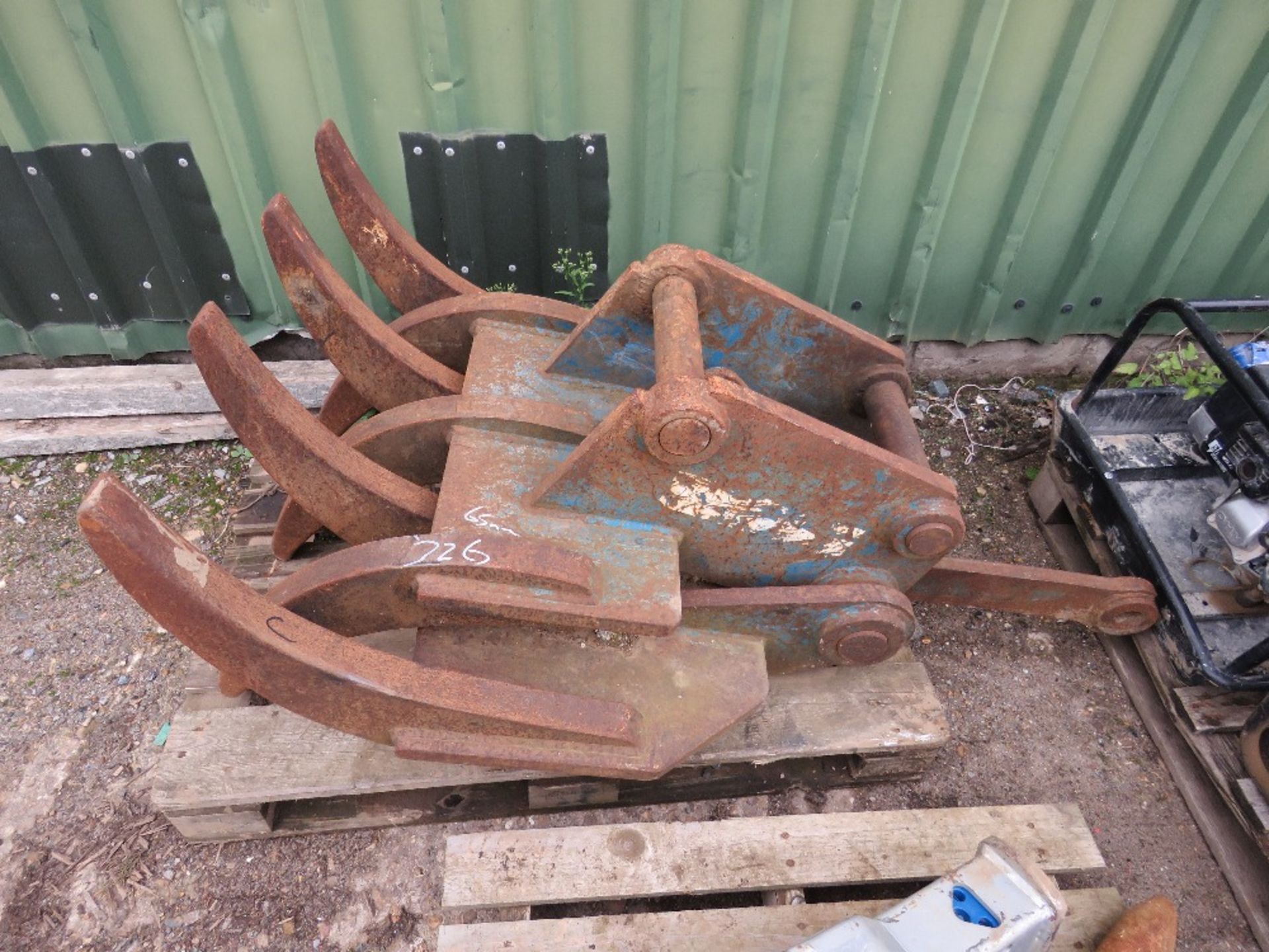 6 FINGER MECHANICAL GRAPPLE ON 65MM PINS FOR 13TONNE EXCAVATOR, WITH LINK BAR AND BRACKET.
