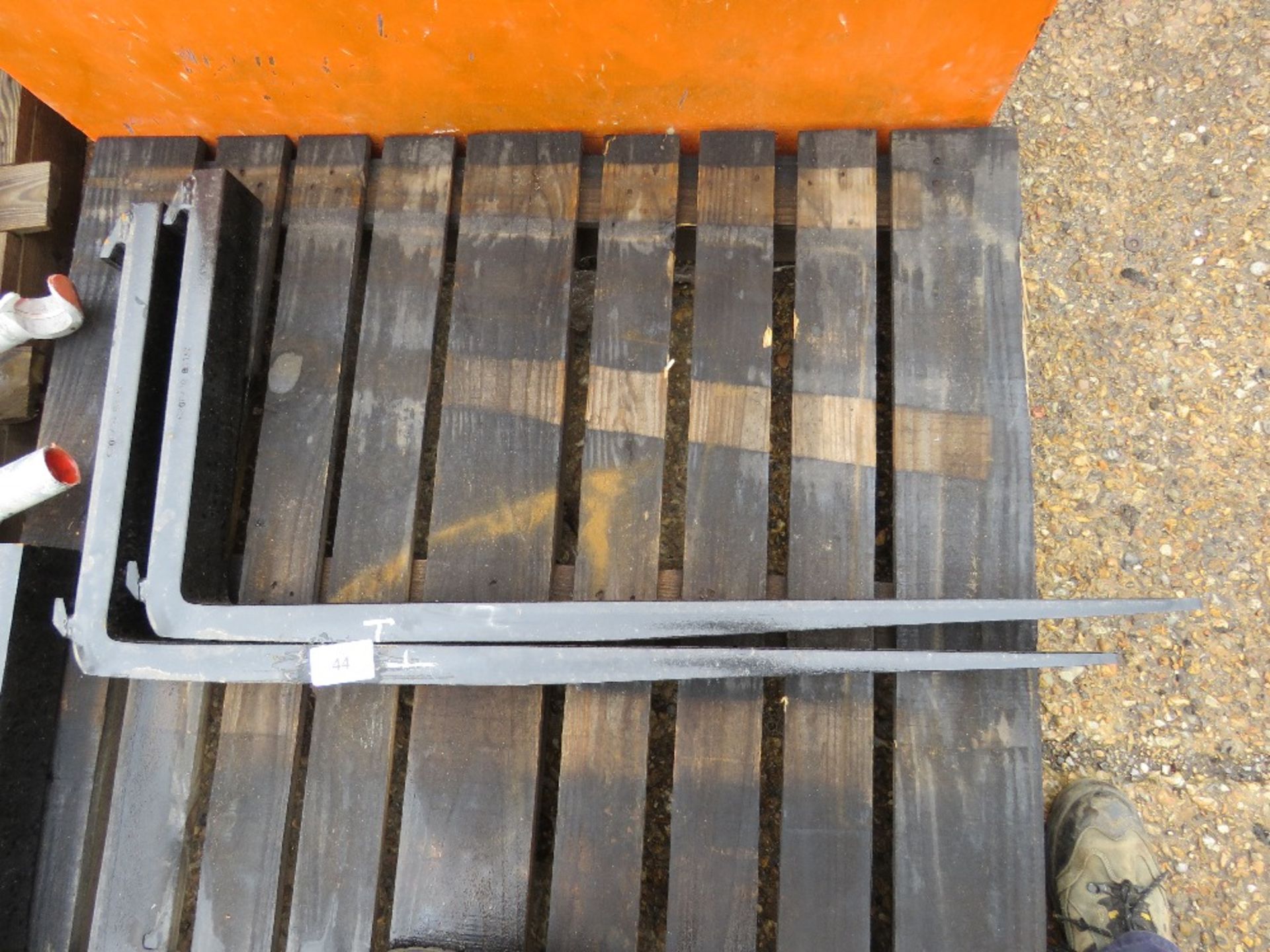 PAIR OF 1 M LONG FORKLIFT TINES (UNTESTED).