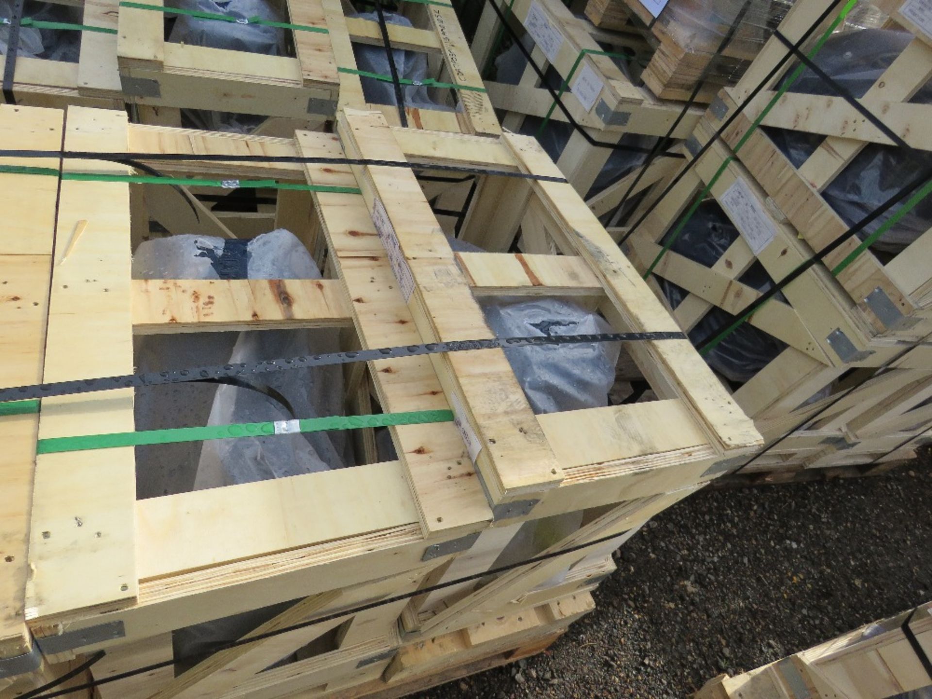 PALLET CONTAINING 3 X ELECTRIC MOTORS @15KW. 400/690 VOLT POWERED. SOURCED FROM A LARGE MANUFACTURI - Bild 2 aus 4