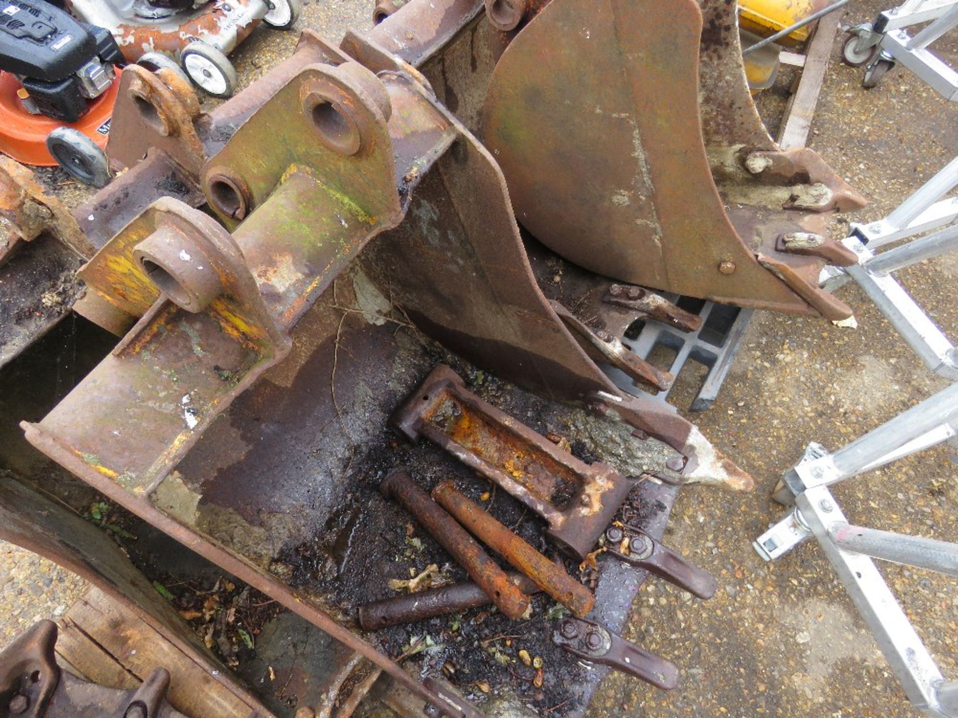 2 X JCB 3CX TYPE DIGGER BUCKETS. - Image 3 of 3