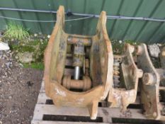 20TONNE HYDRAULIC QUICK HITCH, 80MM PINS, UNTESTED.