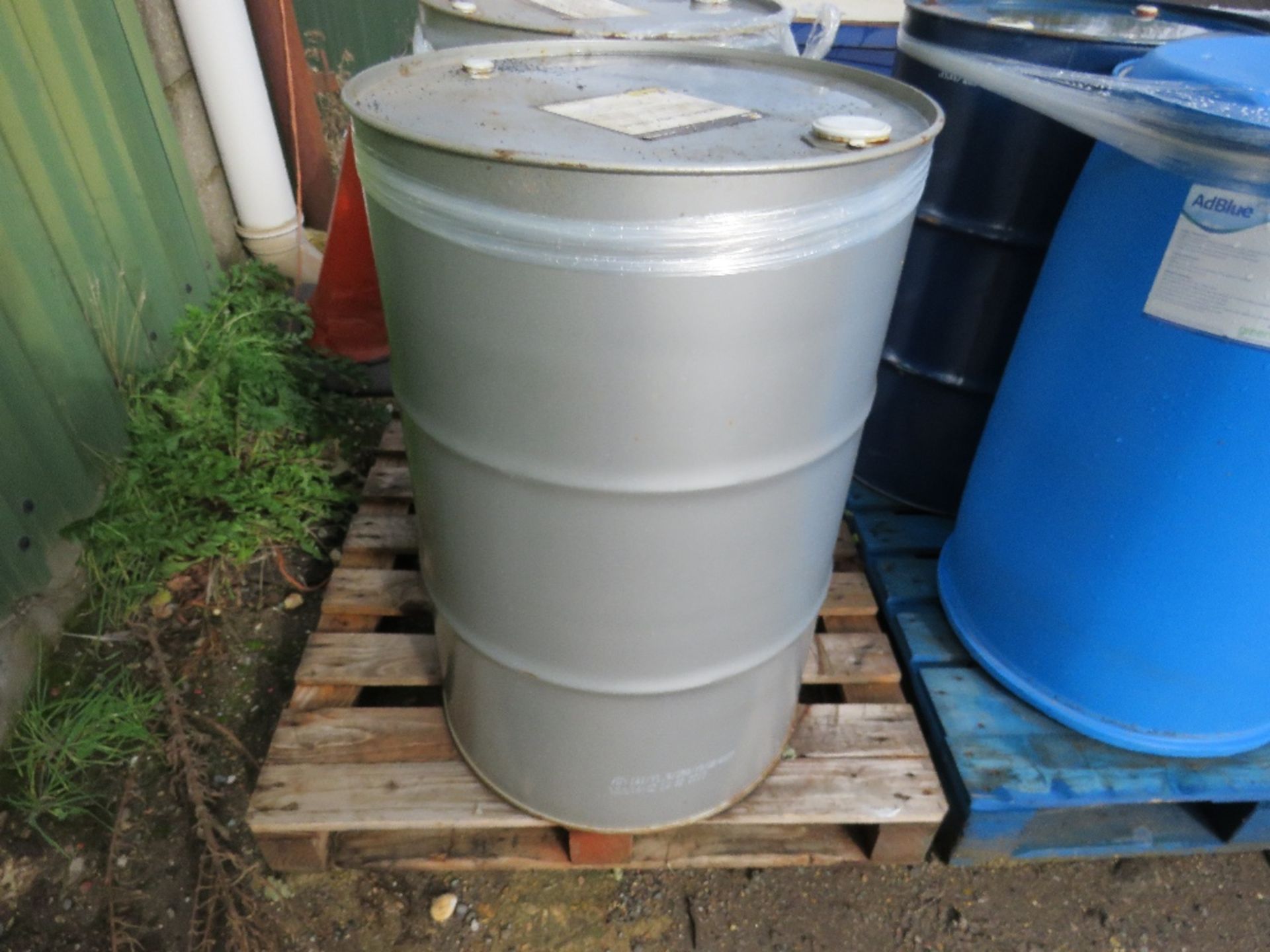 200 LITRE DRUM OF HDX15-40 ENGINE OIL. - Image 2 of 3