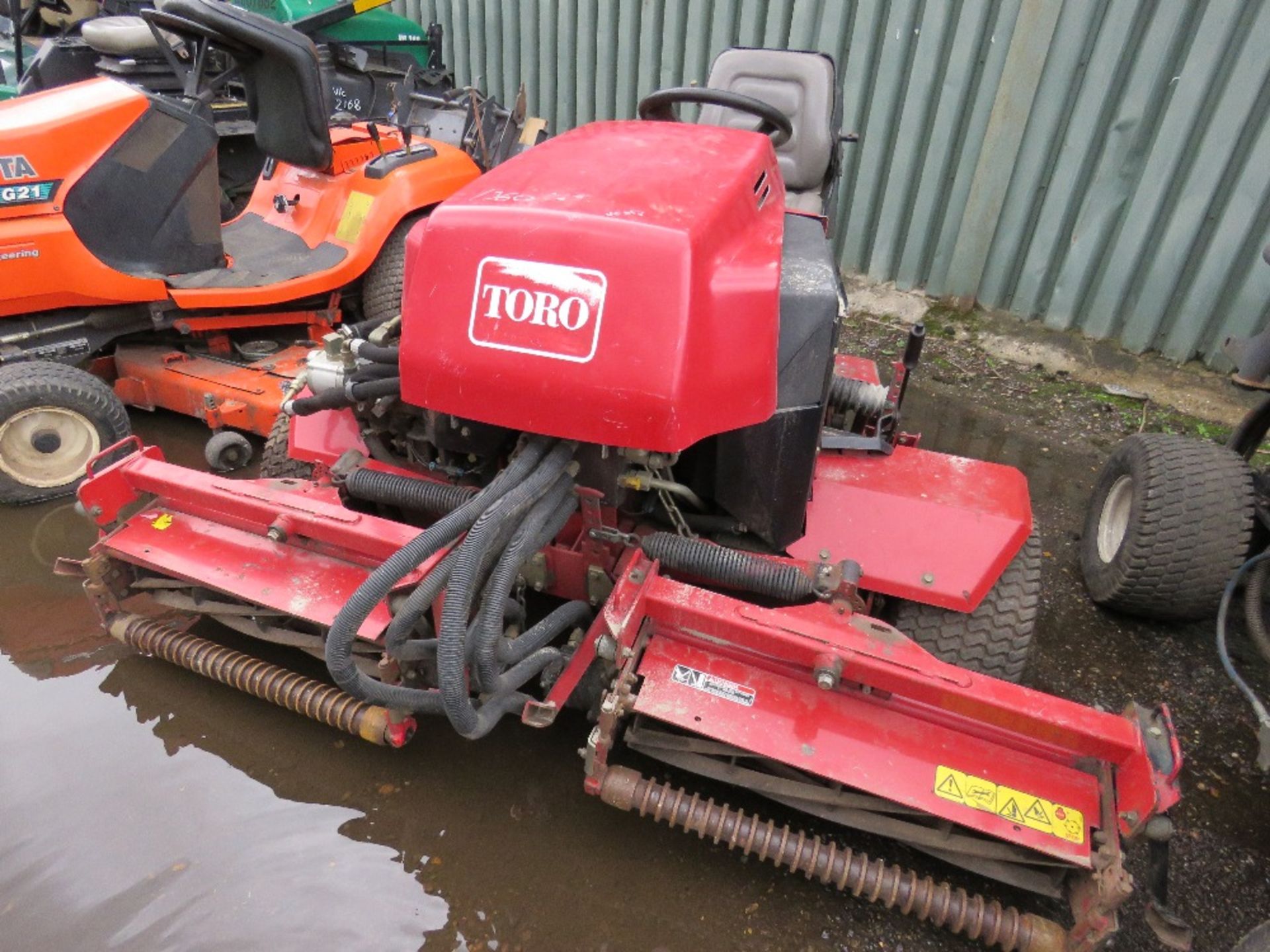 TORO REELMASTER 2300D 3218 REC HRS. TRIPLE MOWER. WHEN TESTED WAS SEEN TO DRIVE, STEER AND BLADES TU