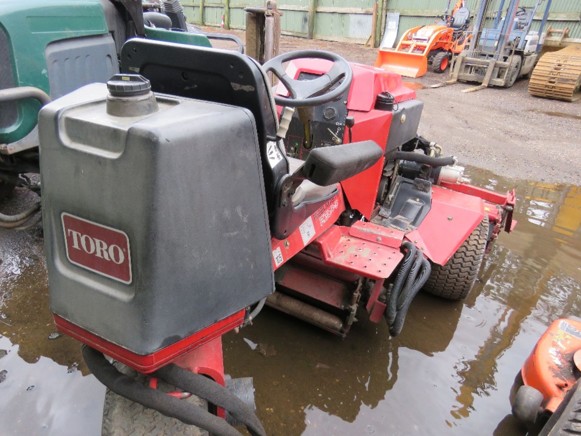 TORO REELMASTER 2300D 3218 REC HRS. TRIPLE MOWER. WHEN TESTED WAS SEEN TO DRIVE, STEER AND BLADES TU - Image 5 of 5