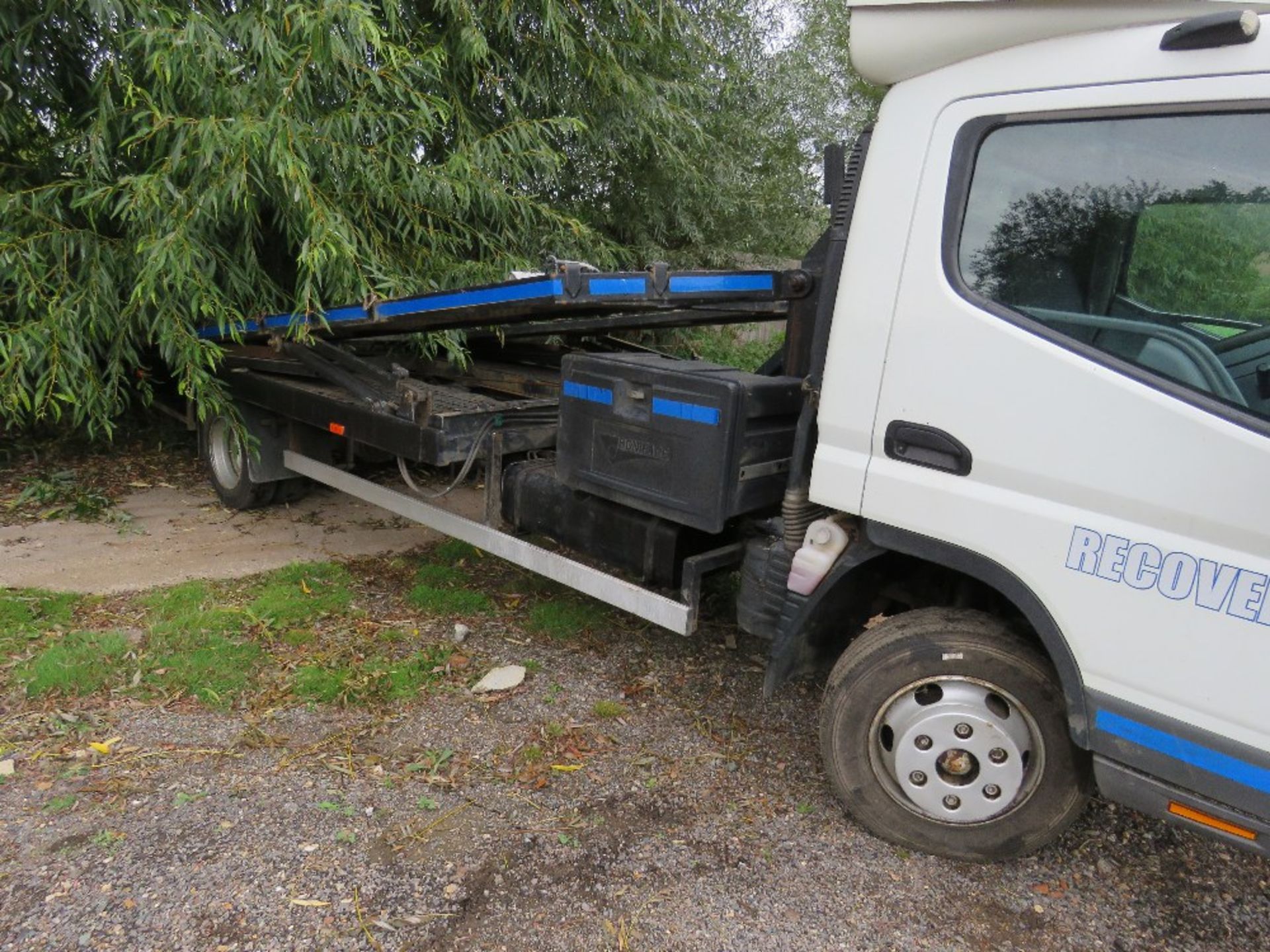 MITSUBISHI FUSO FLIP DECK CAR TRANSPORTER, 7500KG RATED. REG:LT10 NWF. 363,222 REC KMS. WITH WINCH. - Image 2 of 20