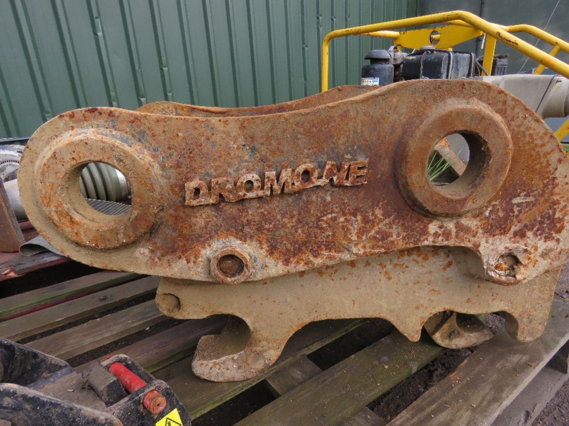 DROMONE 20TONNE HYDRAULIC QUICK HITCH, 80MM PINS, UNTESTED. - Image 2 of 3