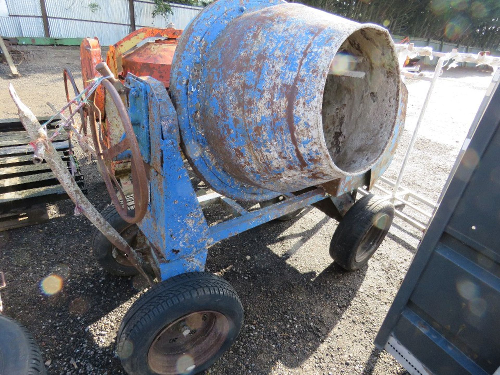 BLUE BIG DRUM DIESEL HANDLE START CEMENT MIXER WITH HANDLE. WHEN TESTED WAS SEEN TO START RUN AND MI - Image 2 of 4