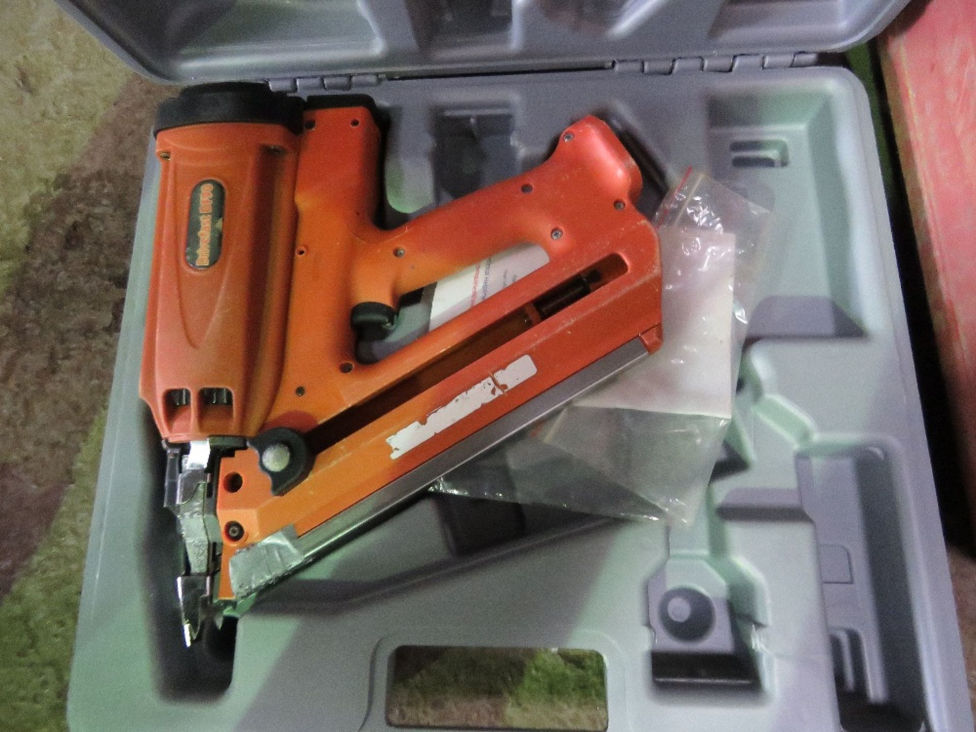 DF90 GAS NAILER UNIT.