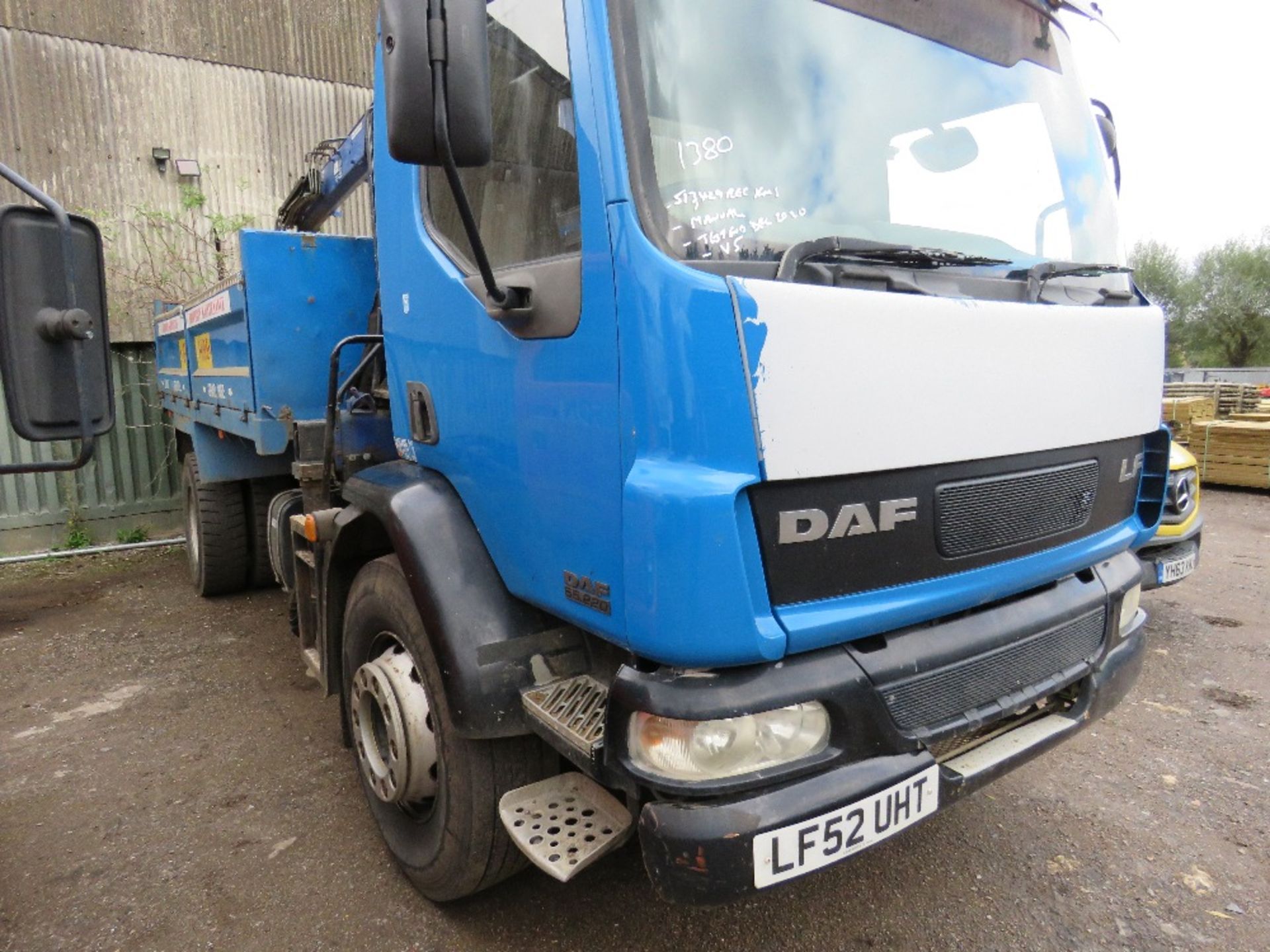 DAF LF55.220 GRAB LORRY, REG:LF52 UHT. WITH V5. CRANE IS 2005 PM10 CRANE WITH GRAB BUCKET.