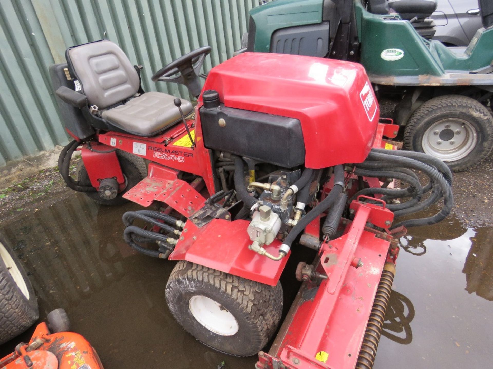 TORO REELMASTER 2300D 3218 REC HRS. TRIPLE MOWER. WHEN TESTED WAS SEEN TO DRIVE, STEER AND BLADES TU - Image 3 of 5