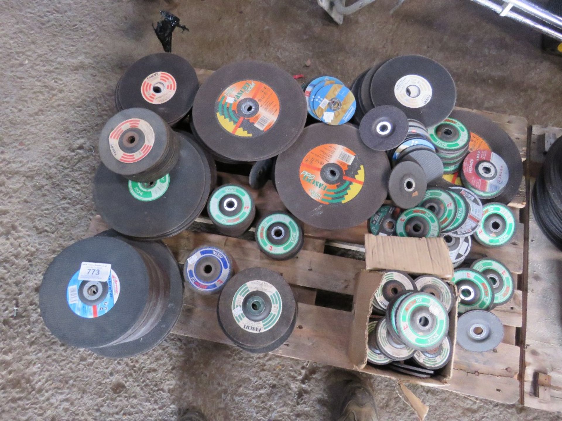 PALLET OF ASSORTED GRINDING/CUTTING DISCS.