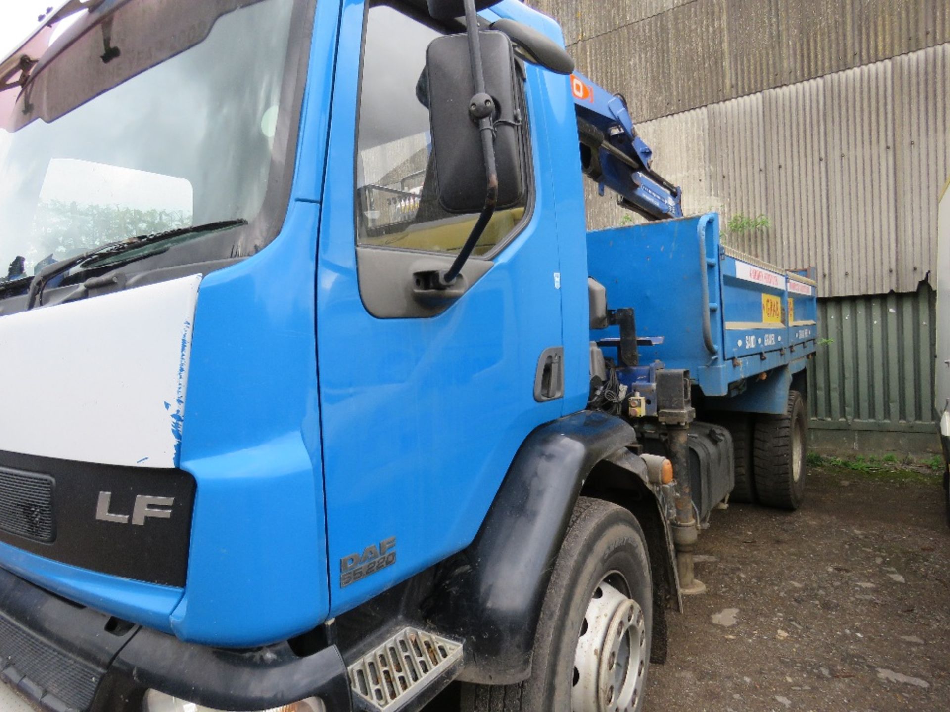 DAF LF55.220 GRAB LORRY, REG:LF52 UHT. WITH V5. CRANE IS 2005 PM10 CRANE WITH GRAB BUCKET. - Image 6 of 10