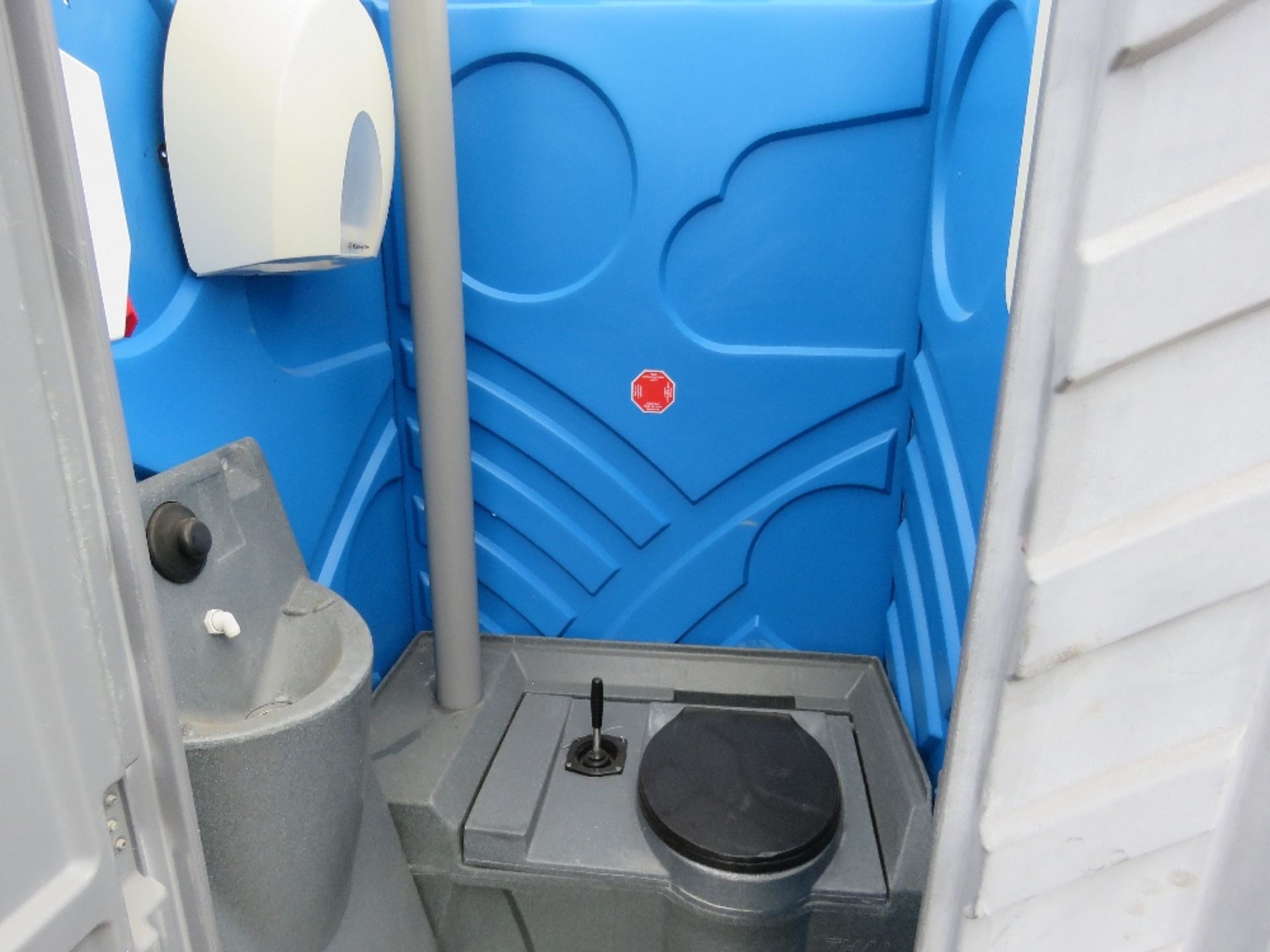 PORTABLE SITE TOILET WITH HAND BASIN. - Image 2 of 2